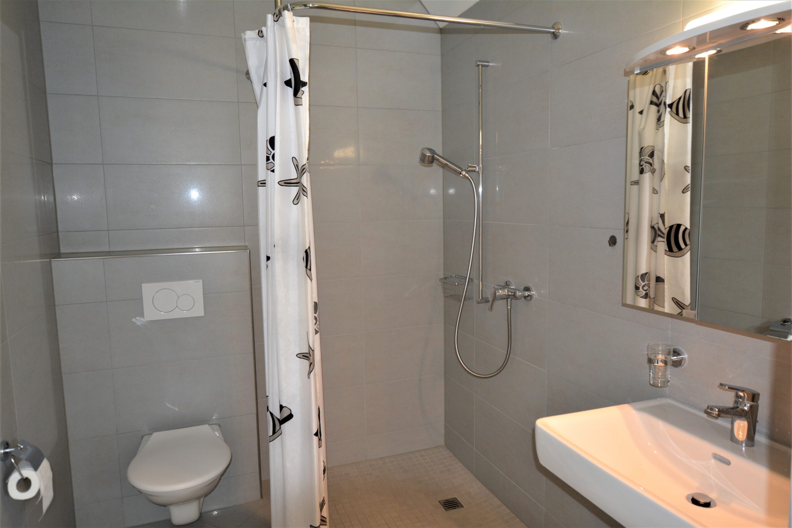 Modernes Badezimmer mit Dusche und WC