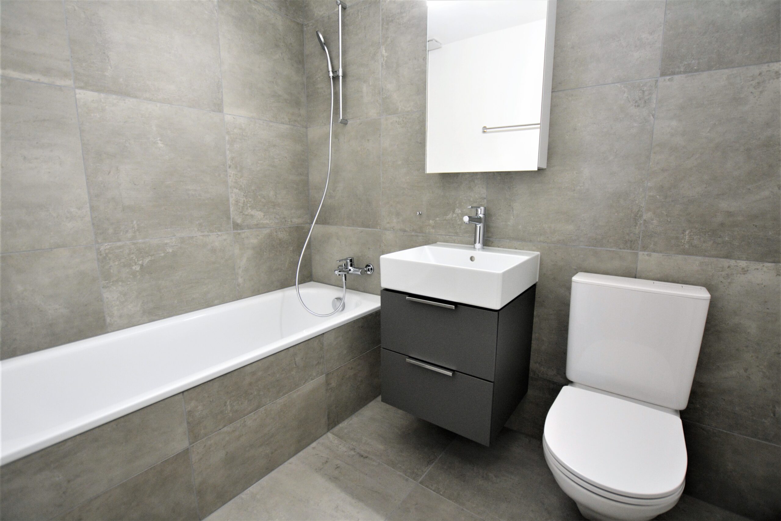 Modernes Badezimmer mit Badewanne und WC