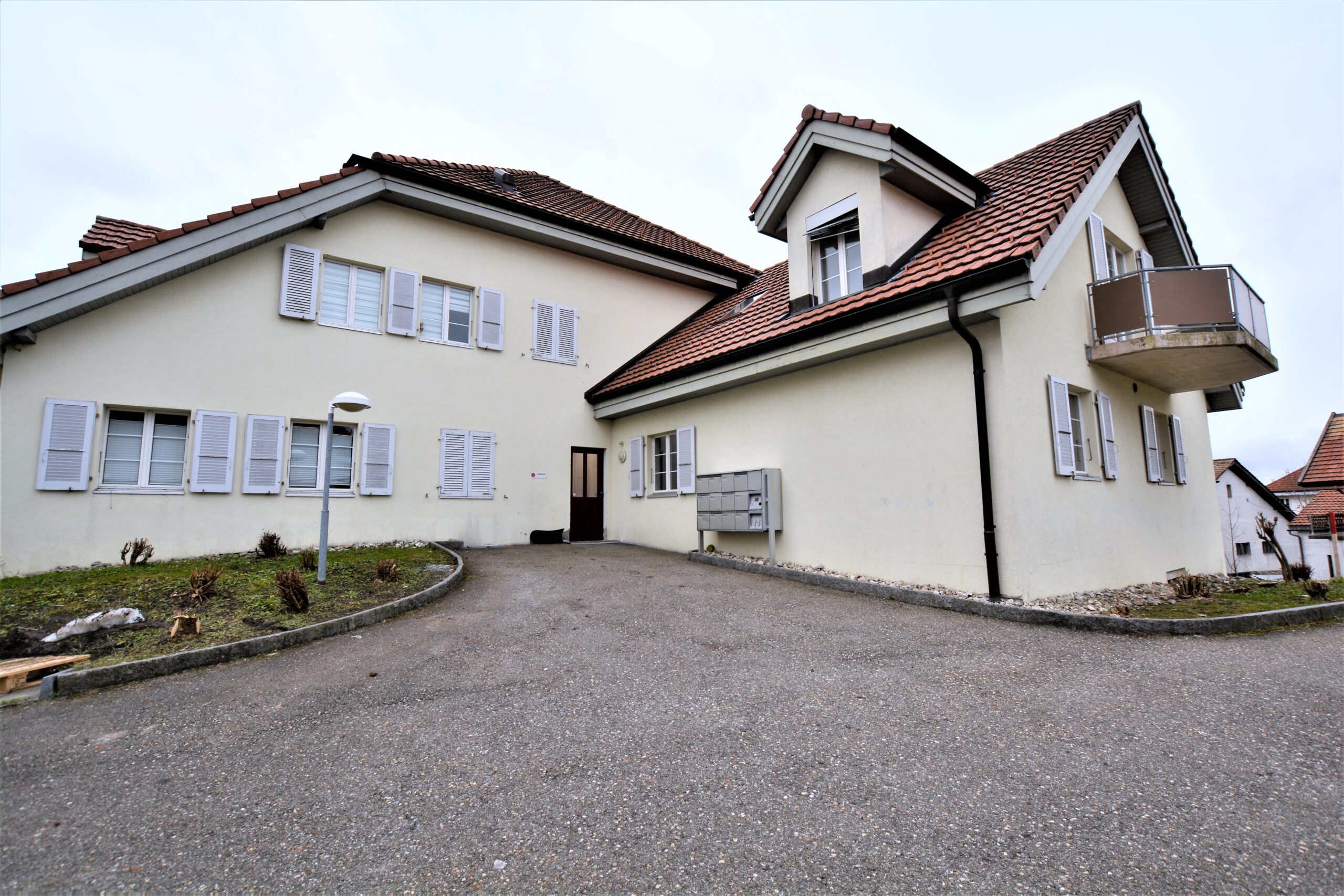 Außenansicht eines Mehrfamilienhauses mit Satteldächern
