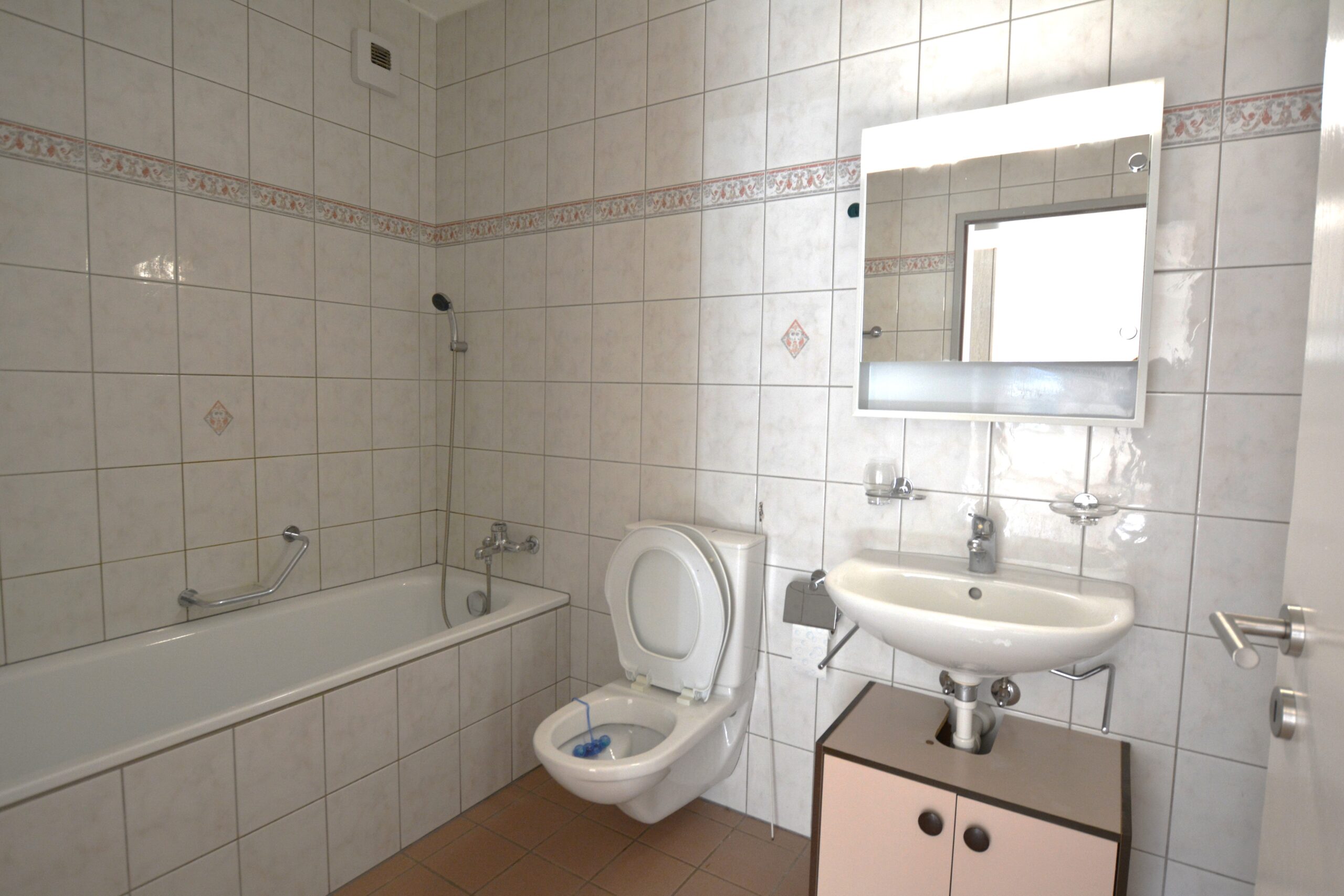 Badezimmer mit Badewanne, WC und Waschtisch