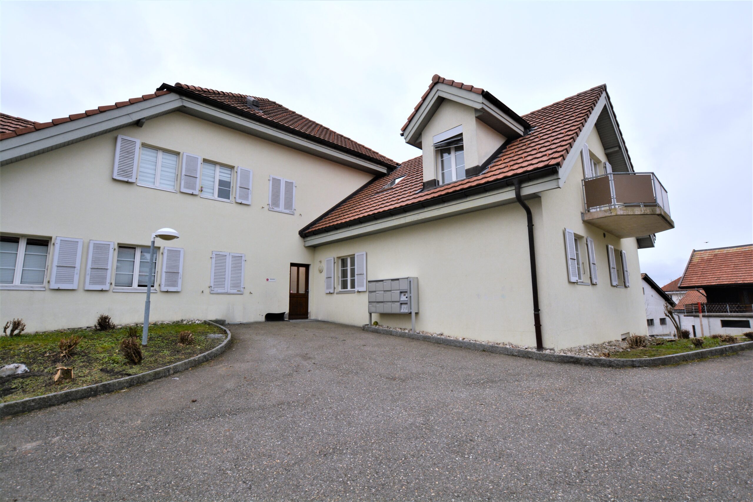 Außenansicht eines Wohnhauses mit Satteldächern