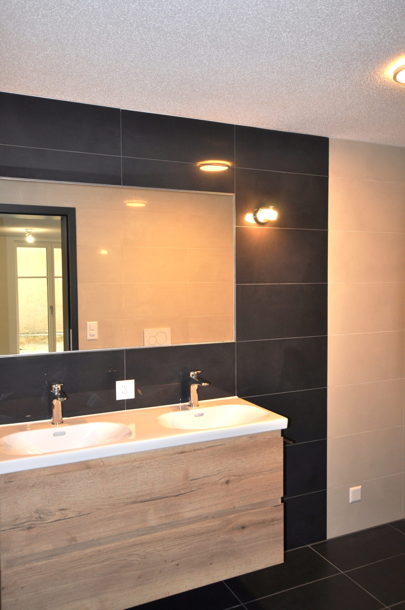 Modernes Badezimmer mit Doppelwaschtisch
