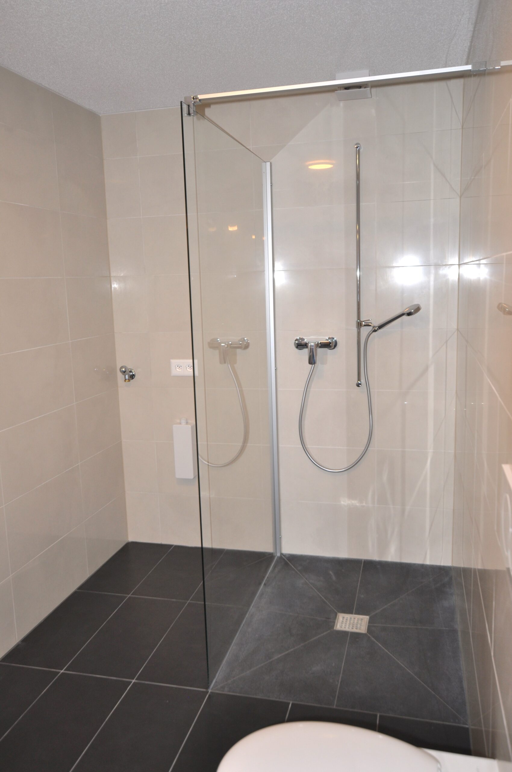 Moderne Dusche mit Glasabtrennung