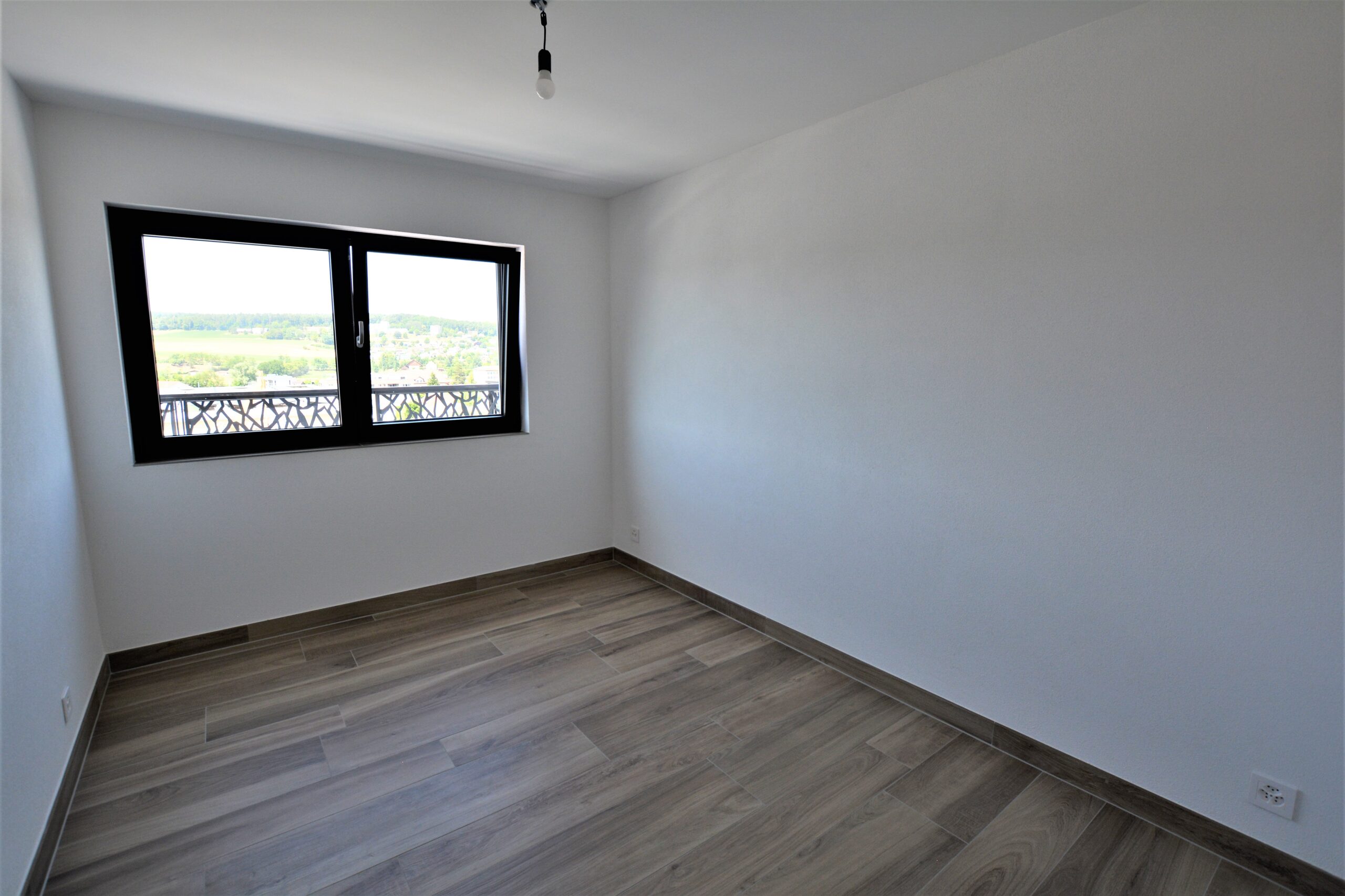 Leeres Zimmer mit Blick ins Grüne