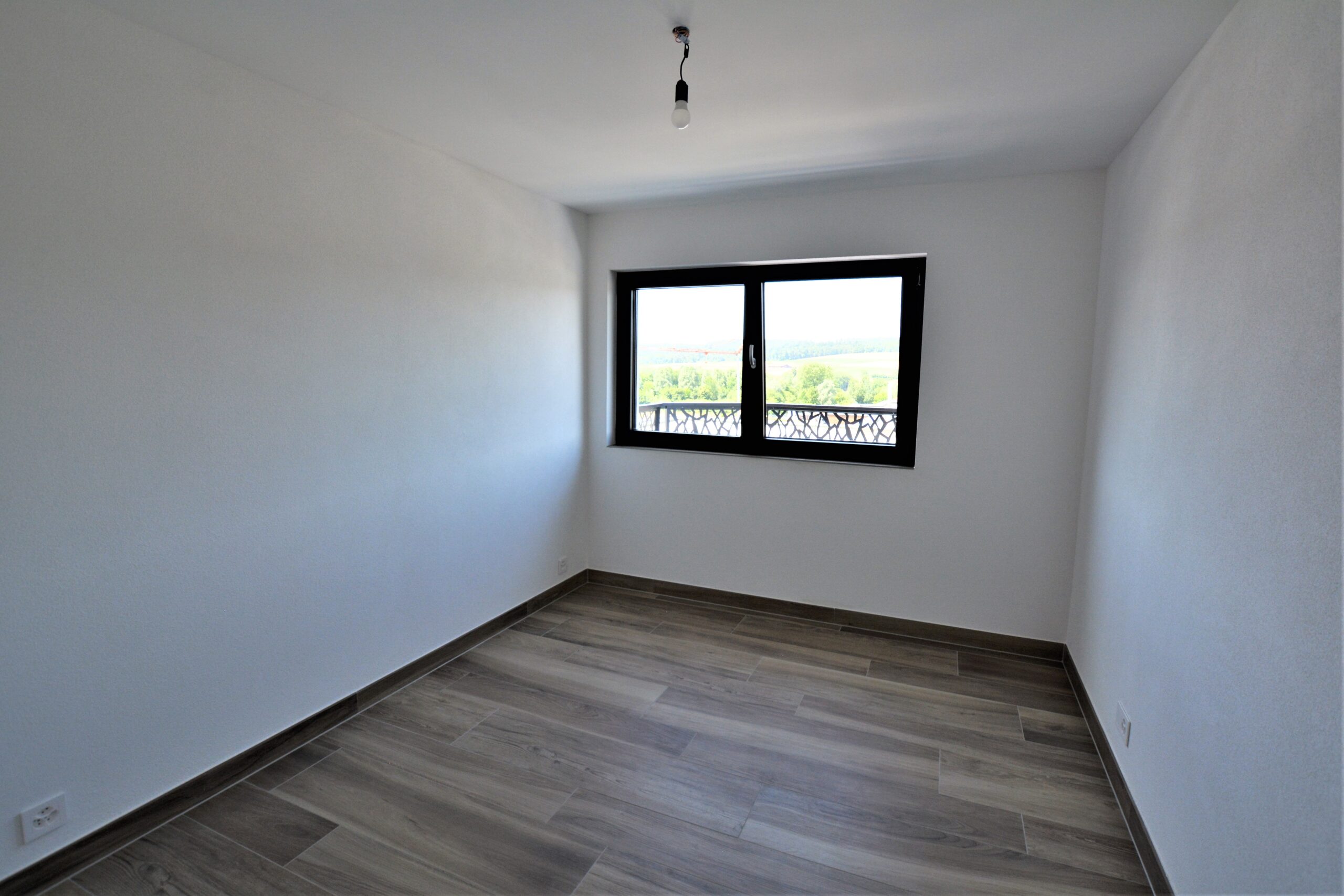Leerer, modern renovierter Raum mit großem Fenster