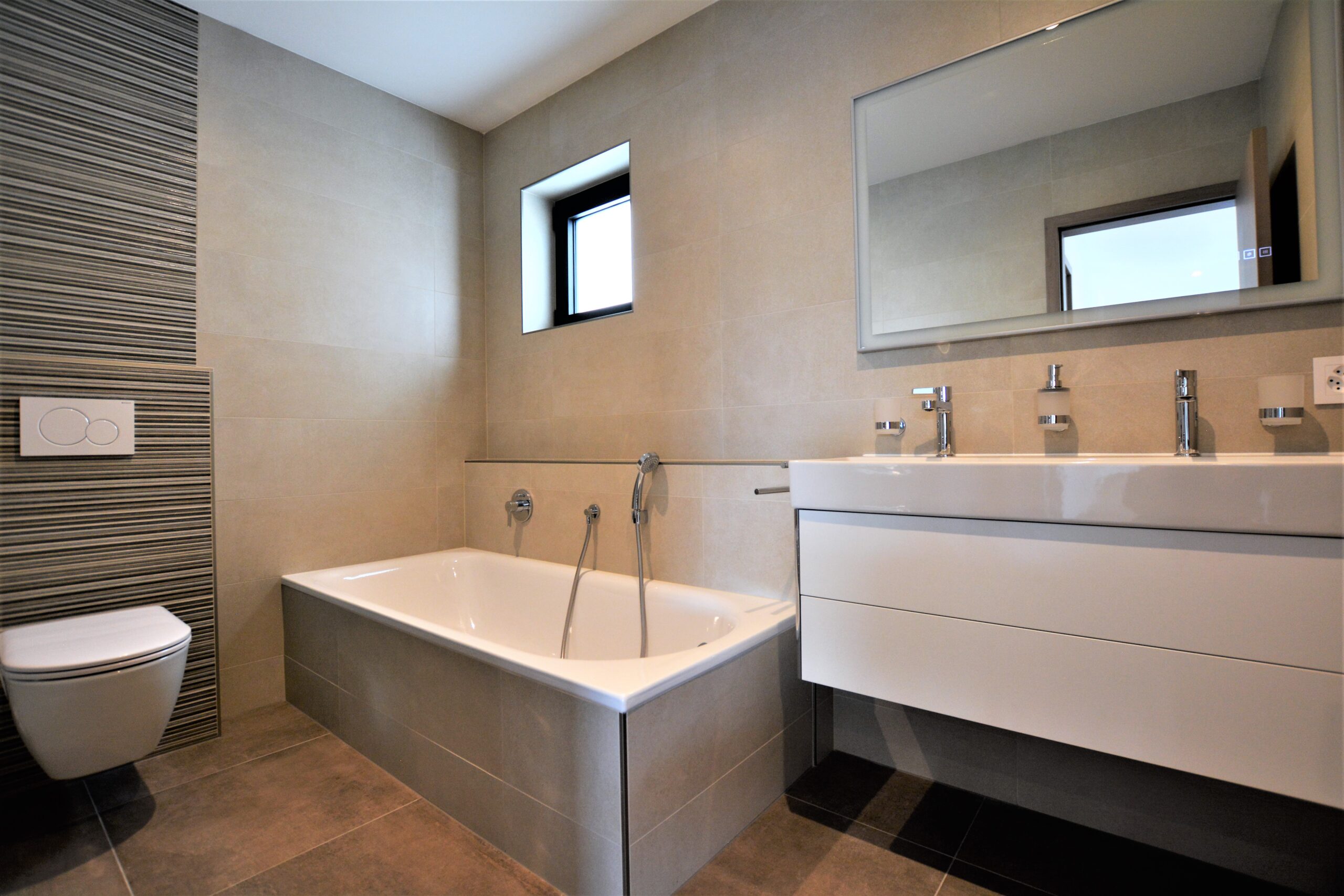 Modernes Badezimmer mit Badewanne und Waschtisch