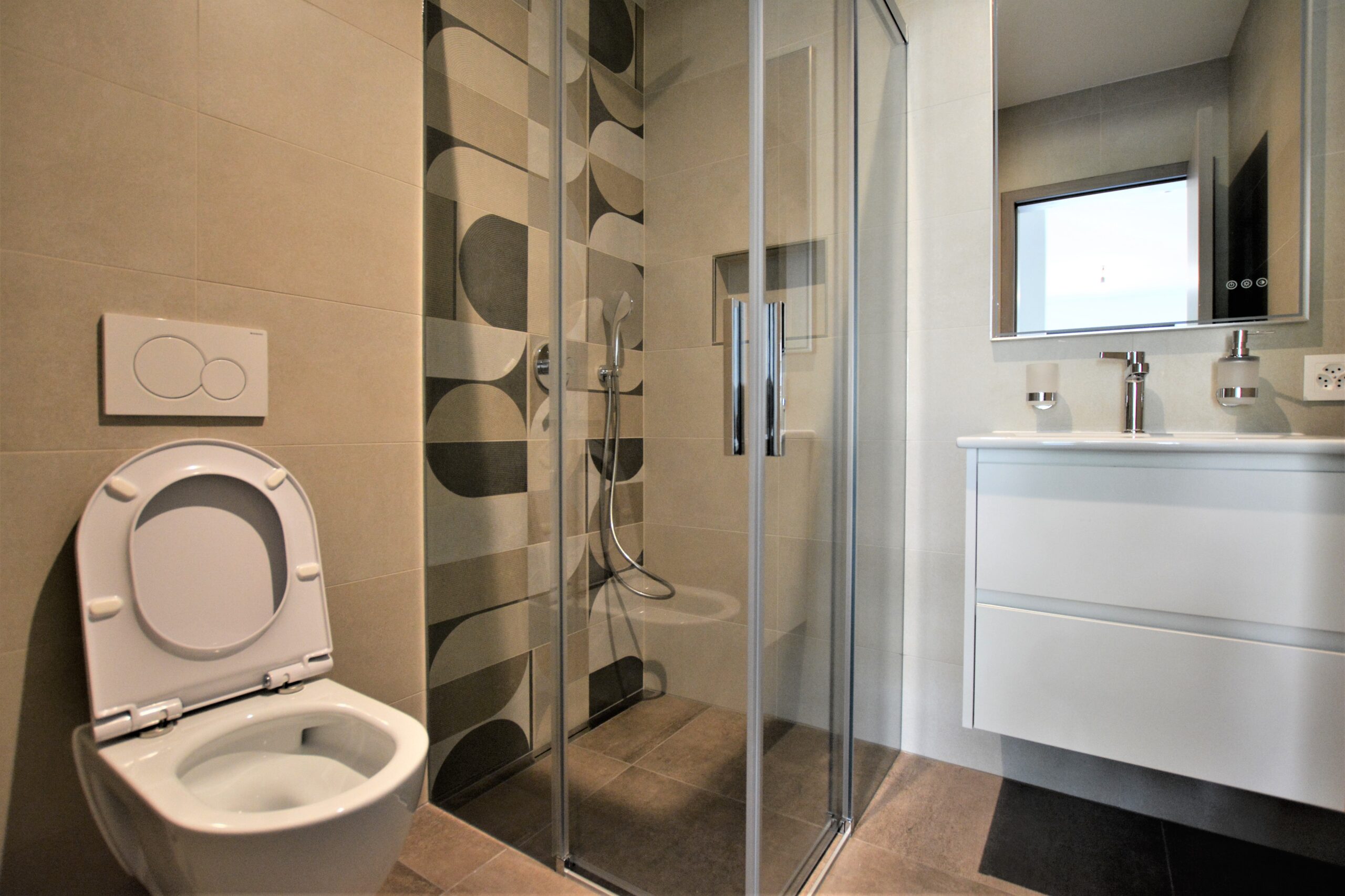 Modernes Badezimmer mit WC und Glasdusche