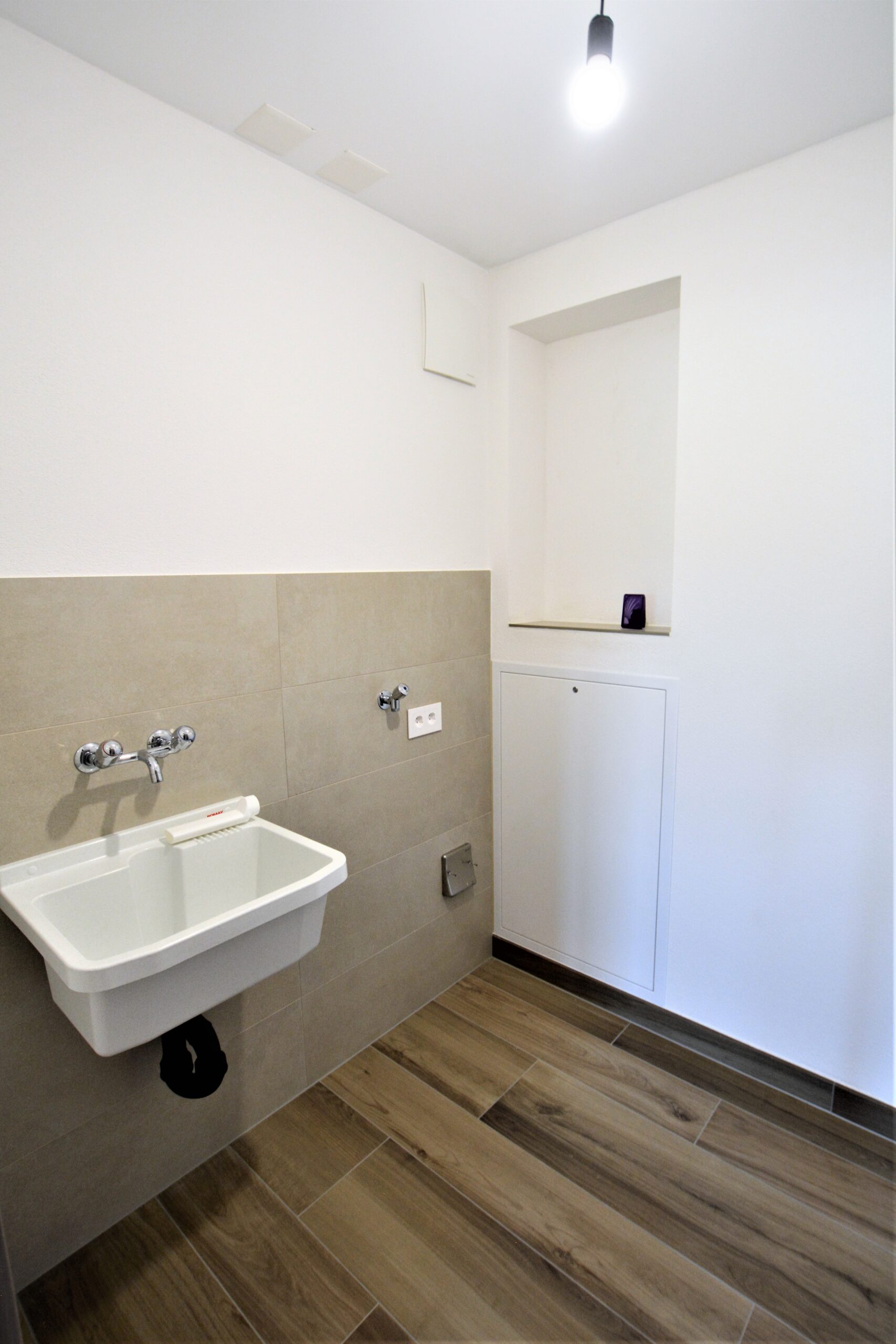 Modernes Bad mit Waschbecken