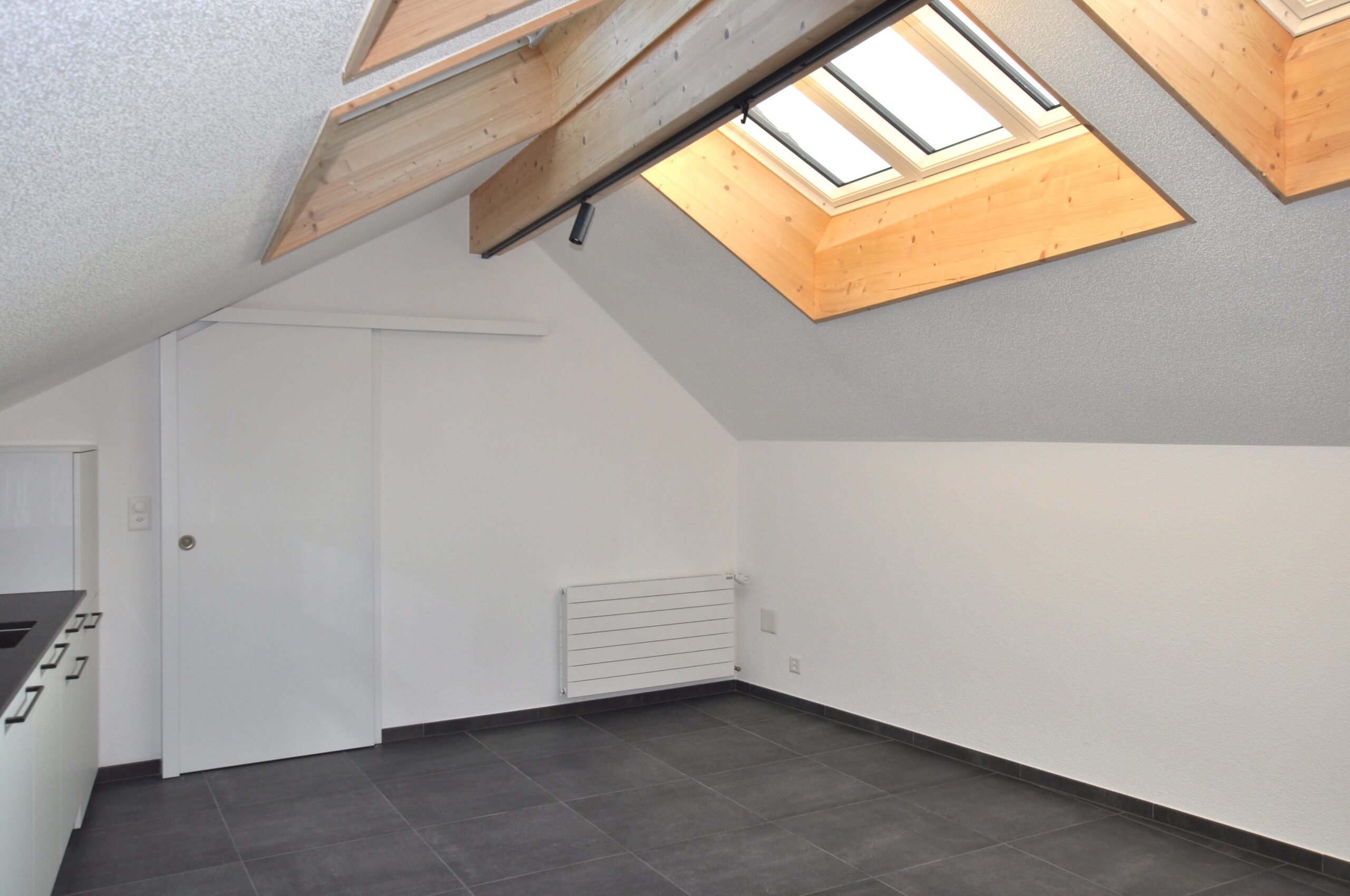 Ausgebauter Dachraum mit Dachfenstern