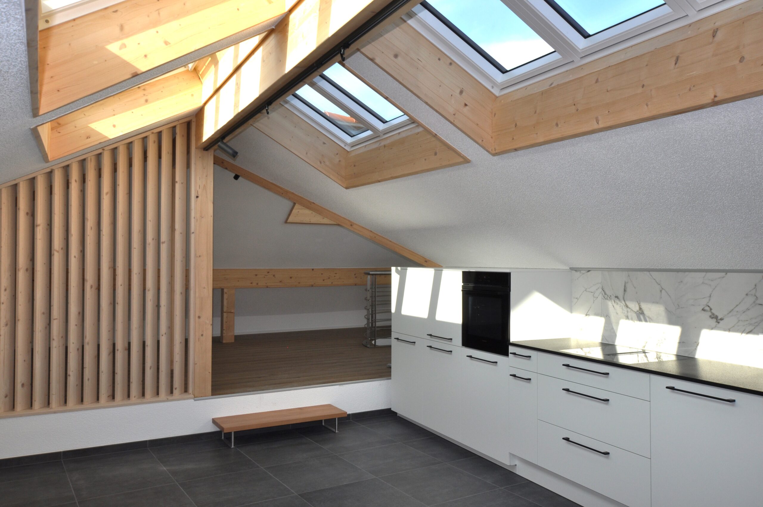 Moderne Dachgeschossküche mit Oberlichtern