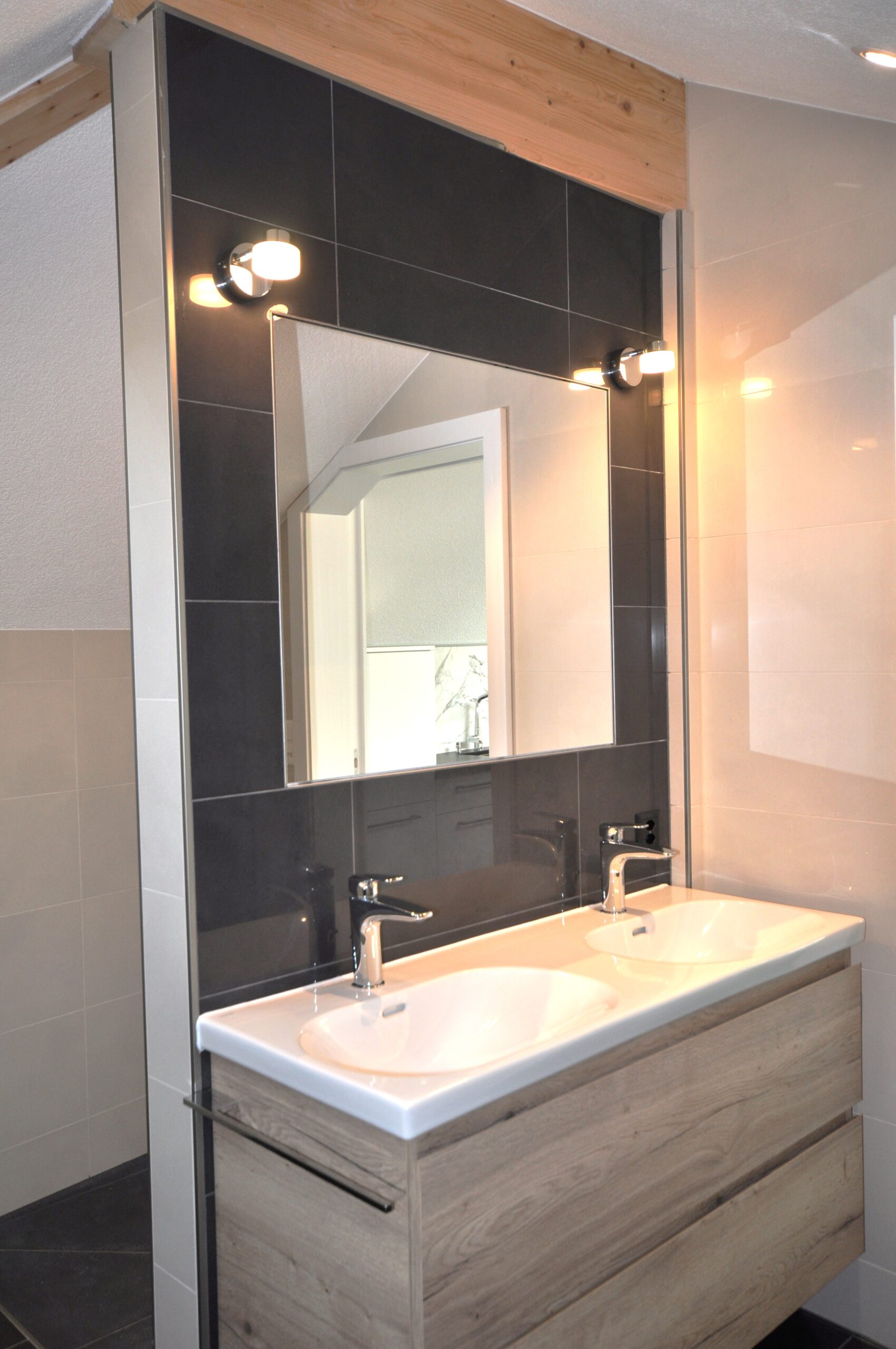 Modernes Badezimmer mit Doppelwaschtisch