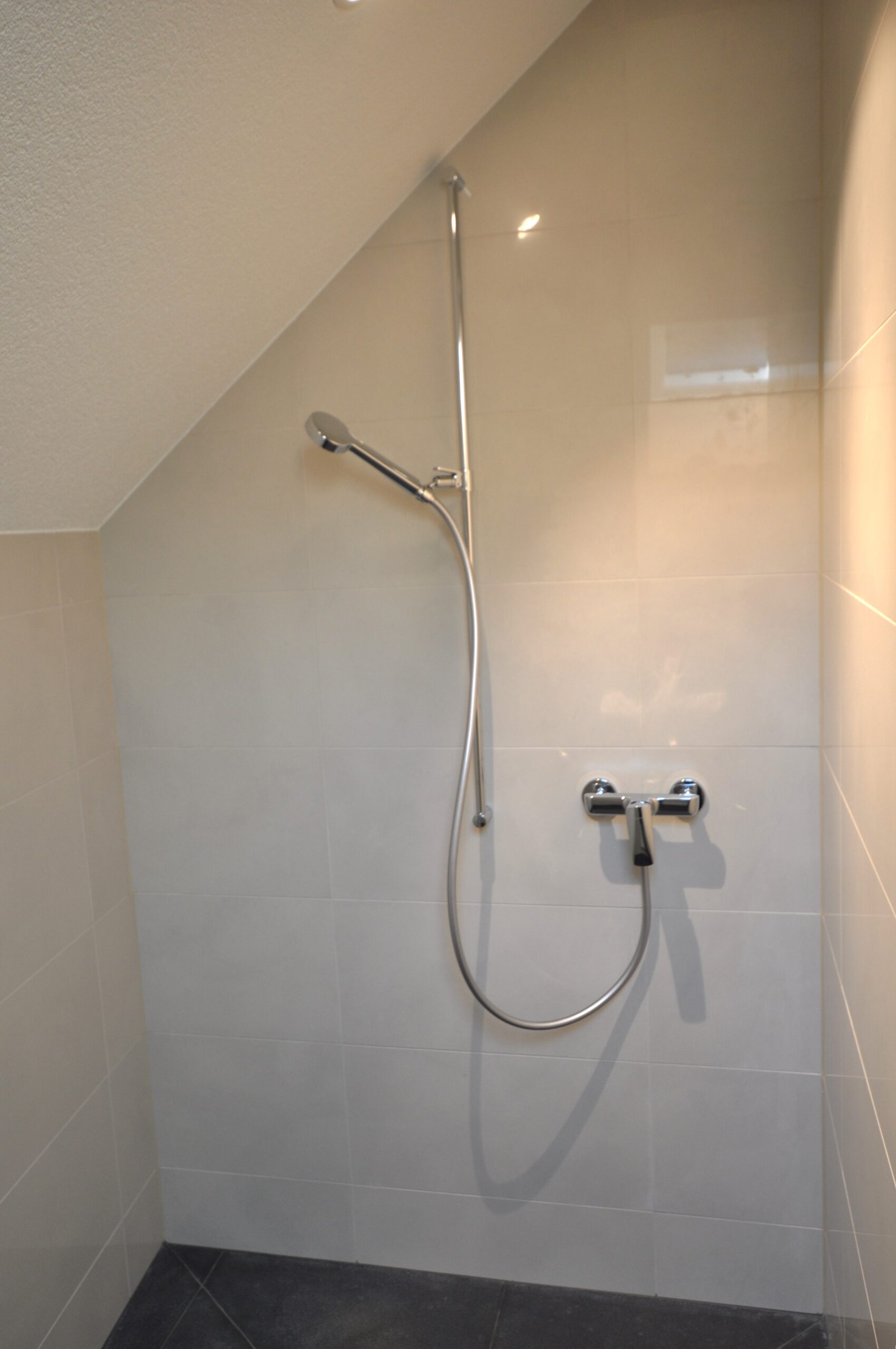 Badezimmer-Dusche unter Dachschräge
