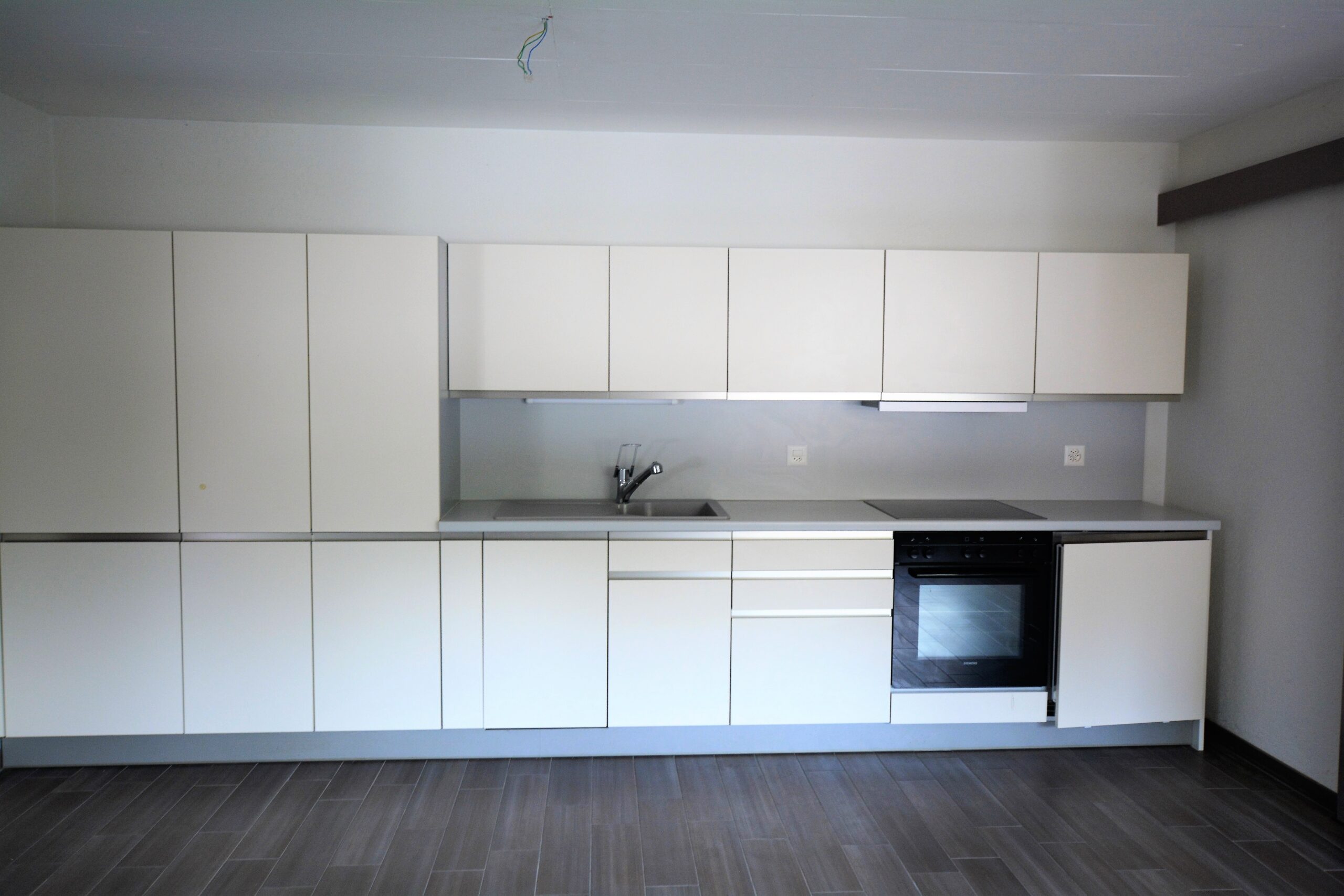 Moderne, leere Küche mit Einbauzeile