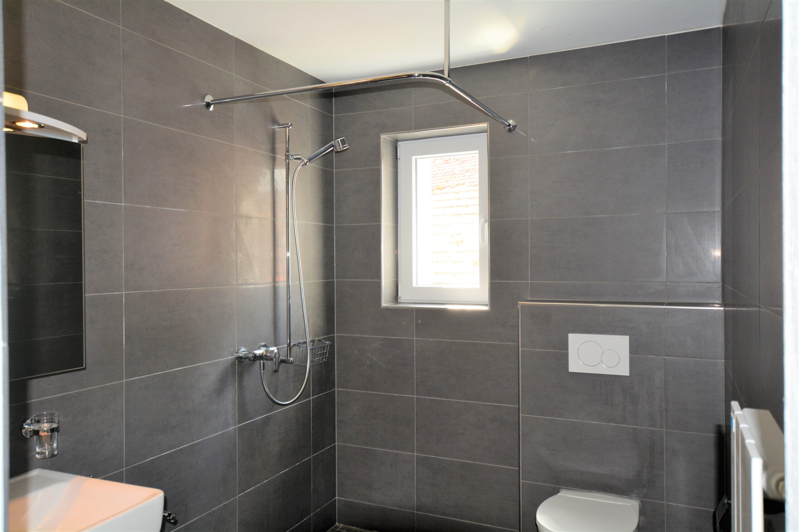 Modernes Badezimmer mit bodentiefer Dusche