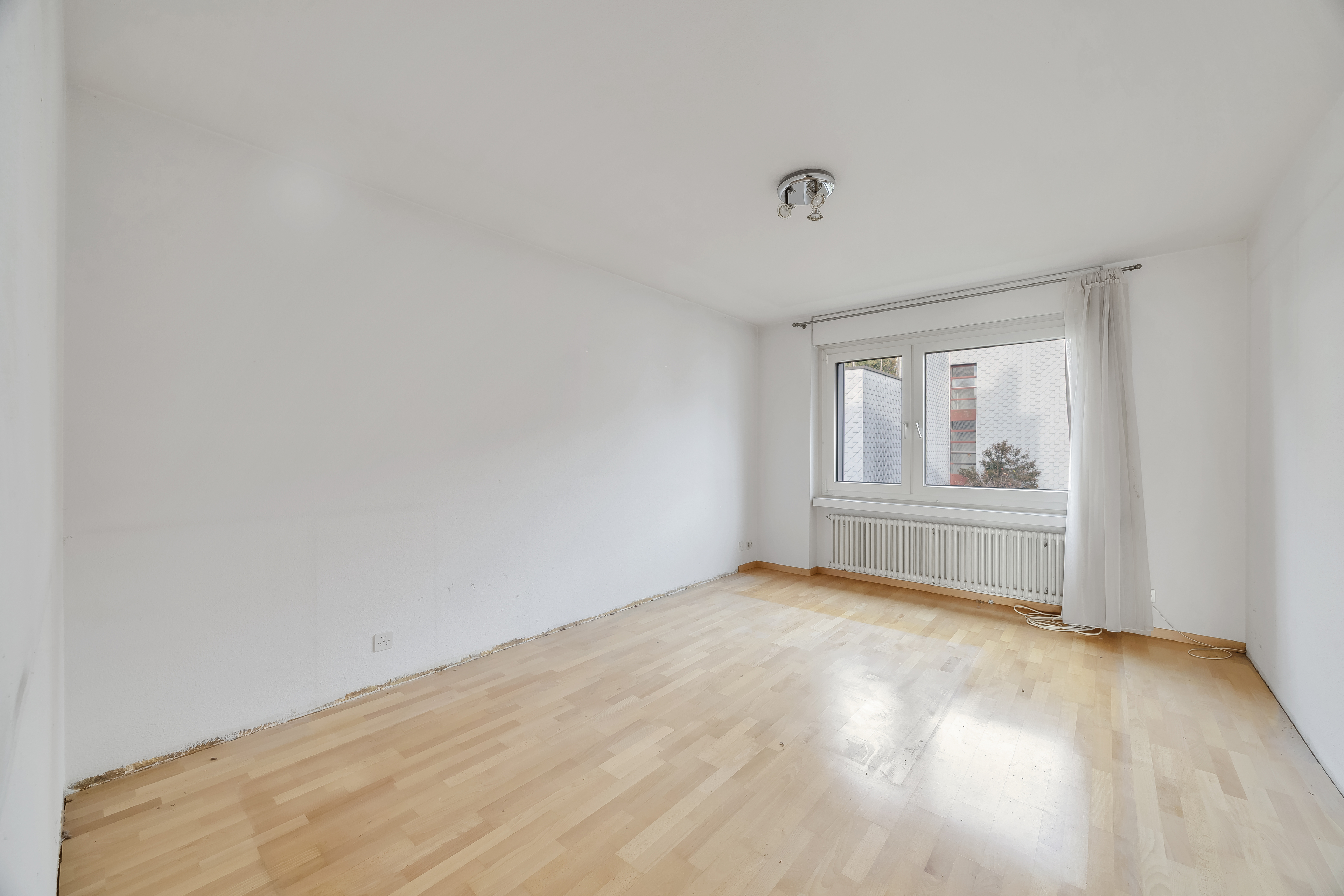 Heller leerer Raum mit Fenster