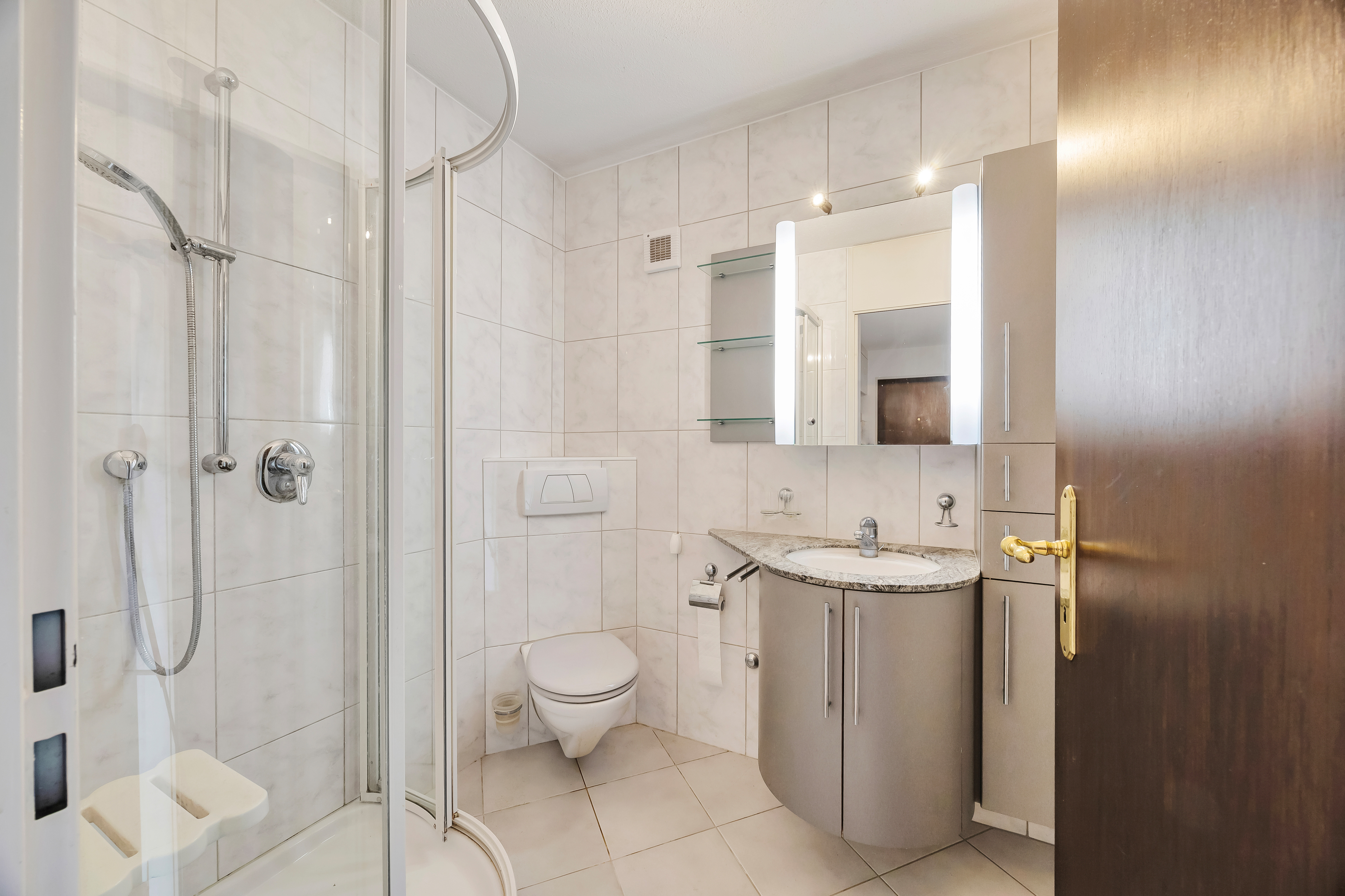 Modernes kleines Badezimmer mit Dusche und WC