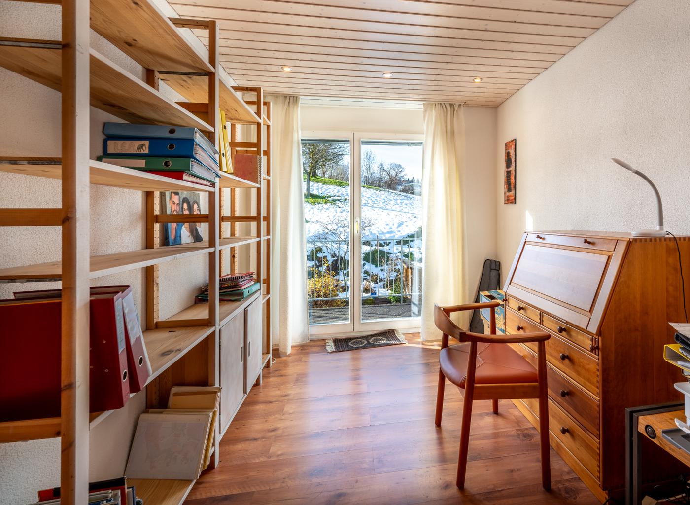 Arbeitszimmer mit Blick ins Freie