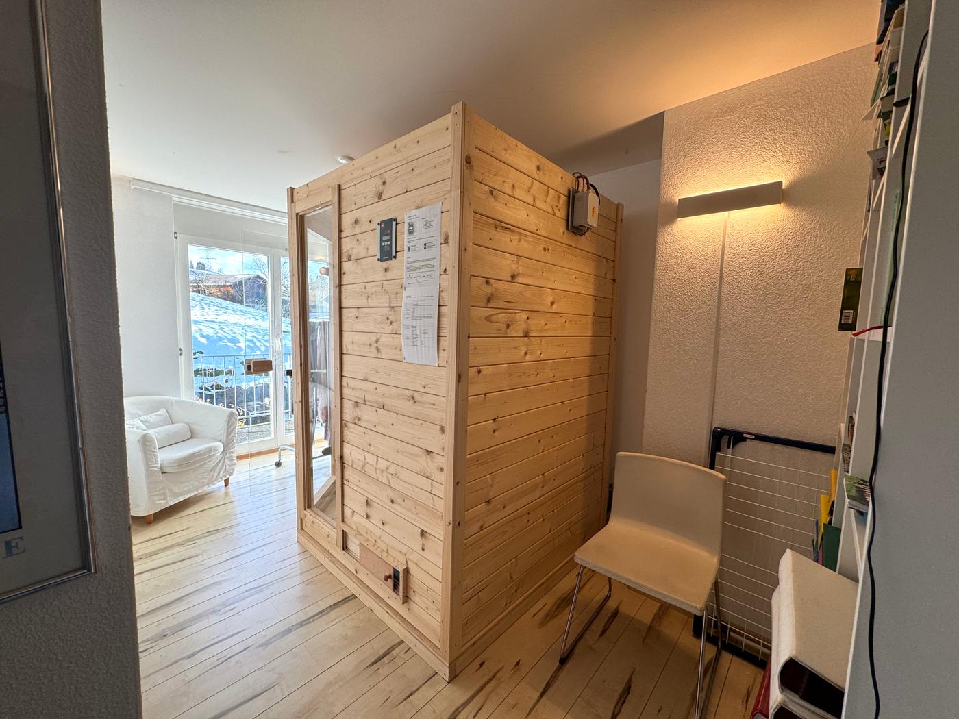 Innenraum mit Holzkabine