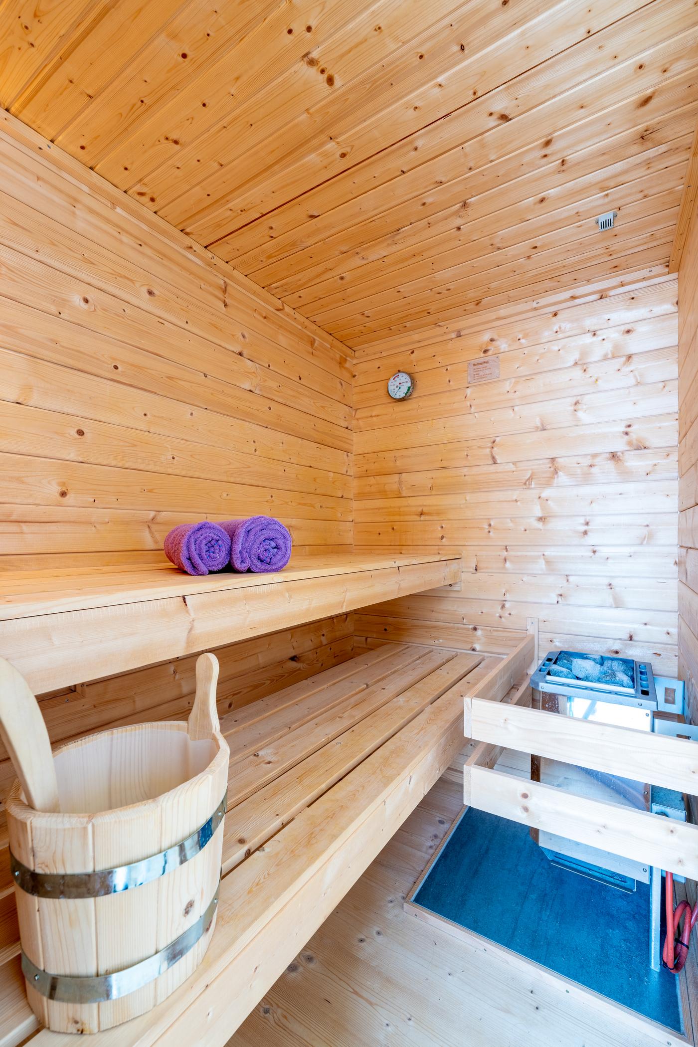 Heller Saunaraum aus Holz