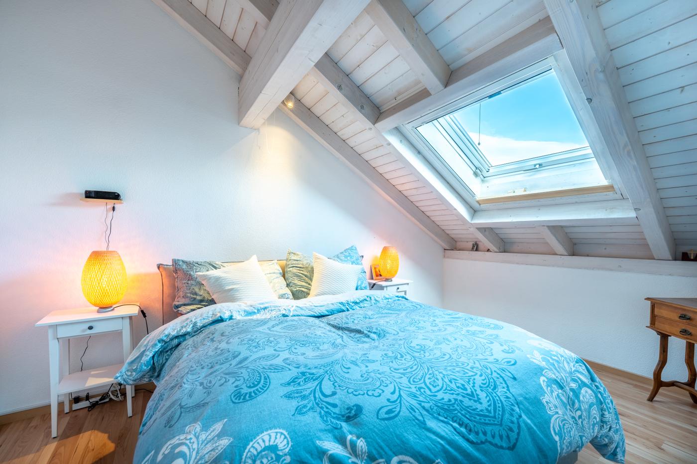 Helles Dachgeschoss-Schlafzimmer