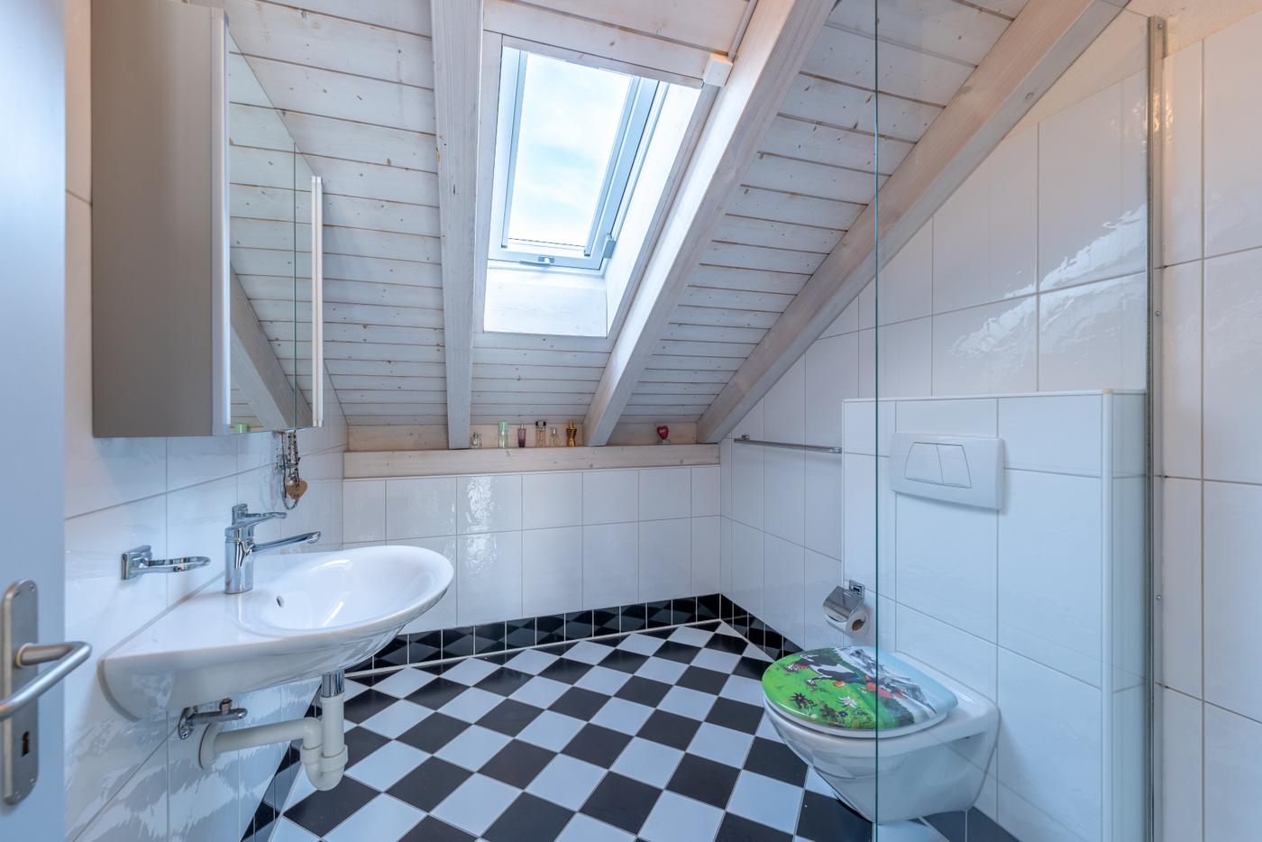 Dachgeschoss-Badezimmer mit Dachfenster
