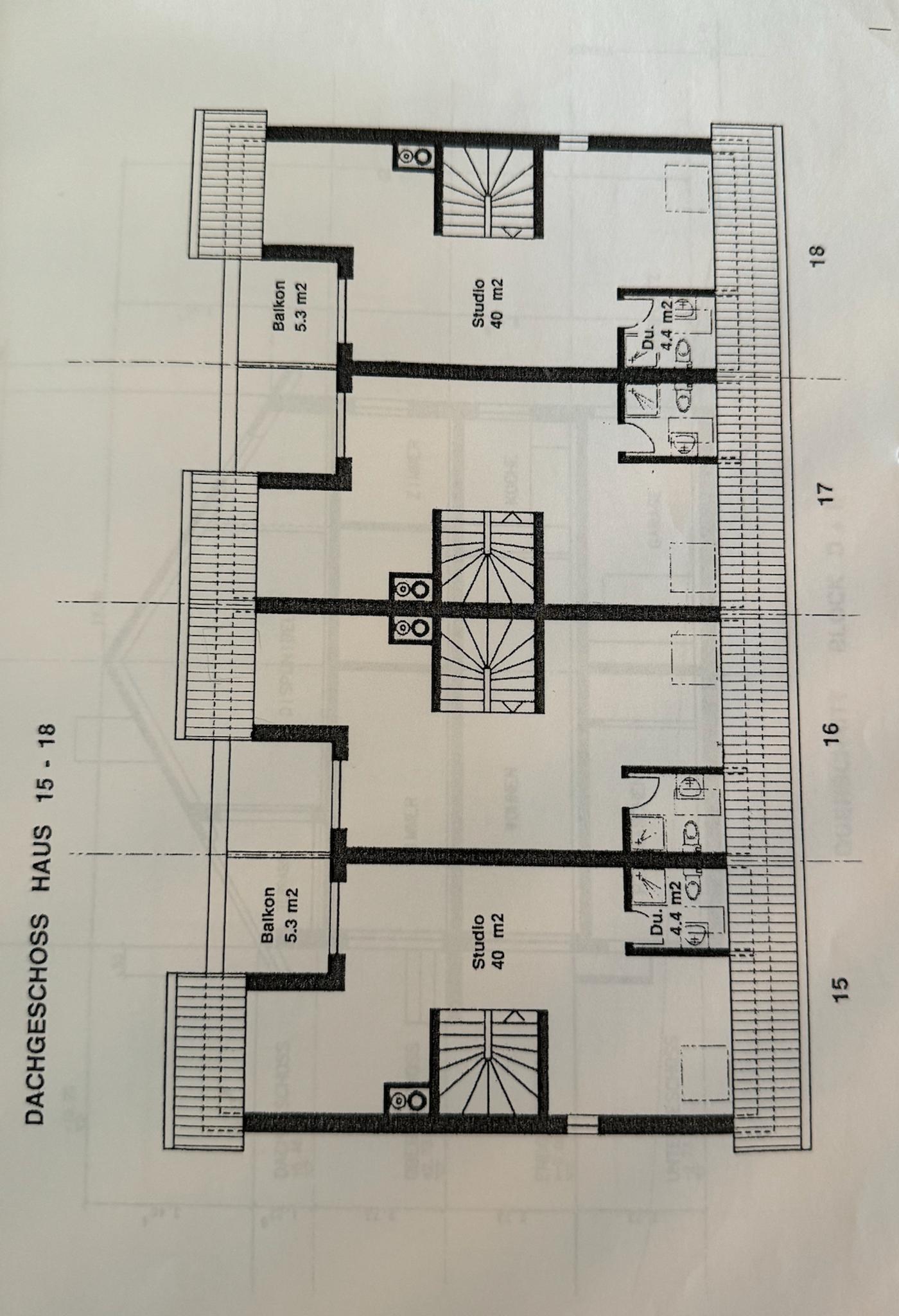 Dachgeschoss-Grundriss mit Studios und Balkonen