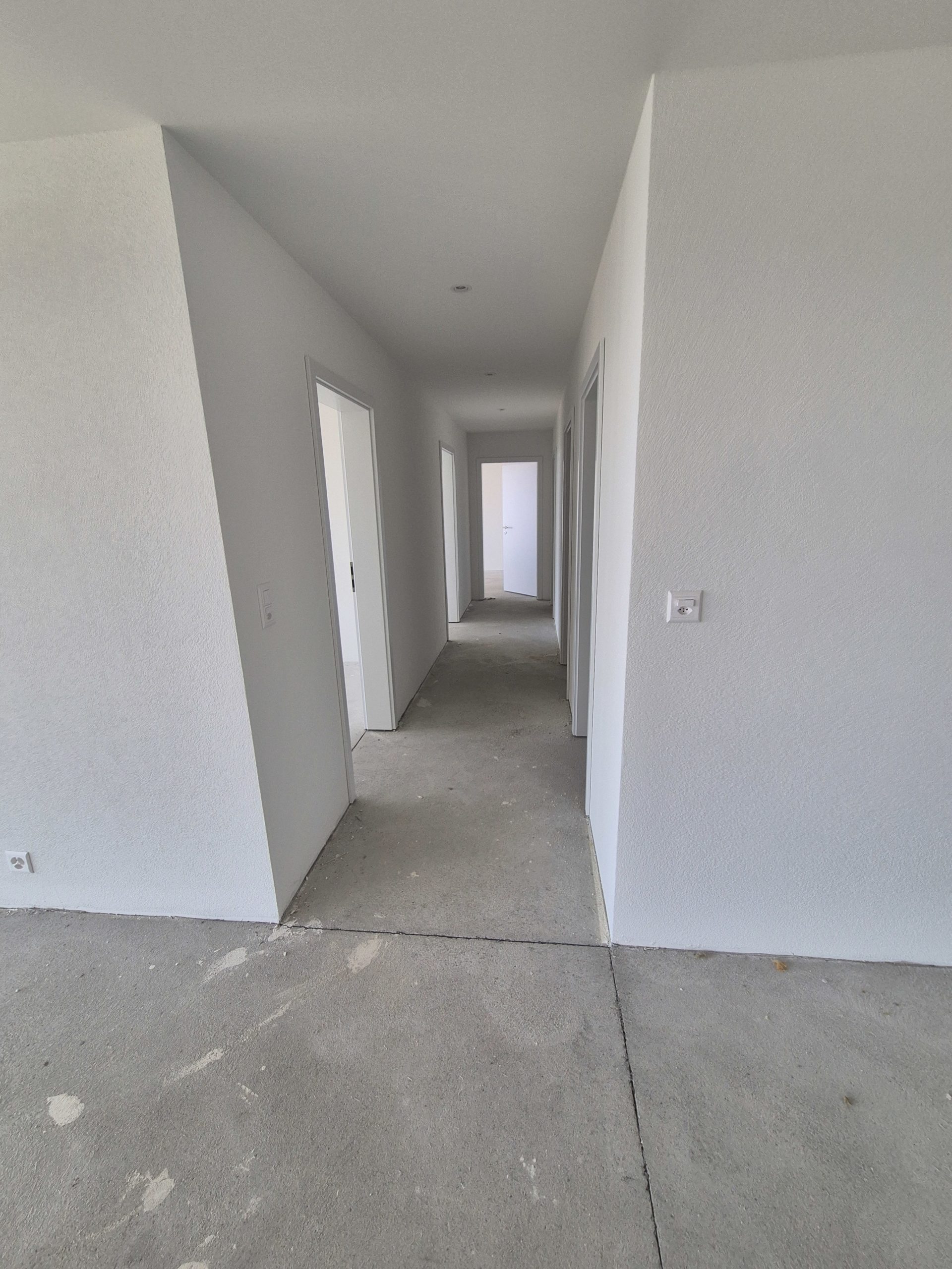 Langer leerer Flur im Rohbau
