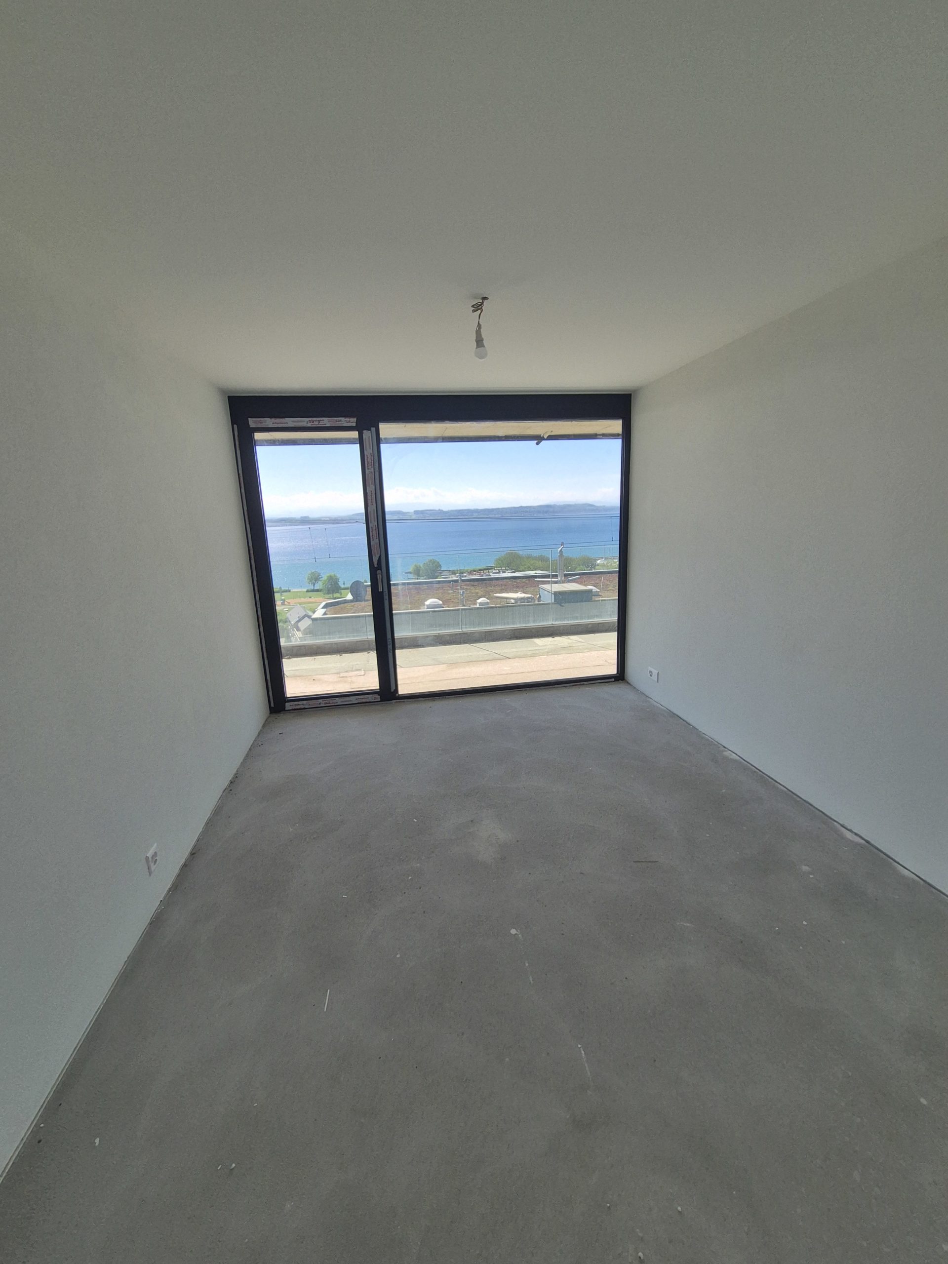 Leeres Zimmer mit Meerblick