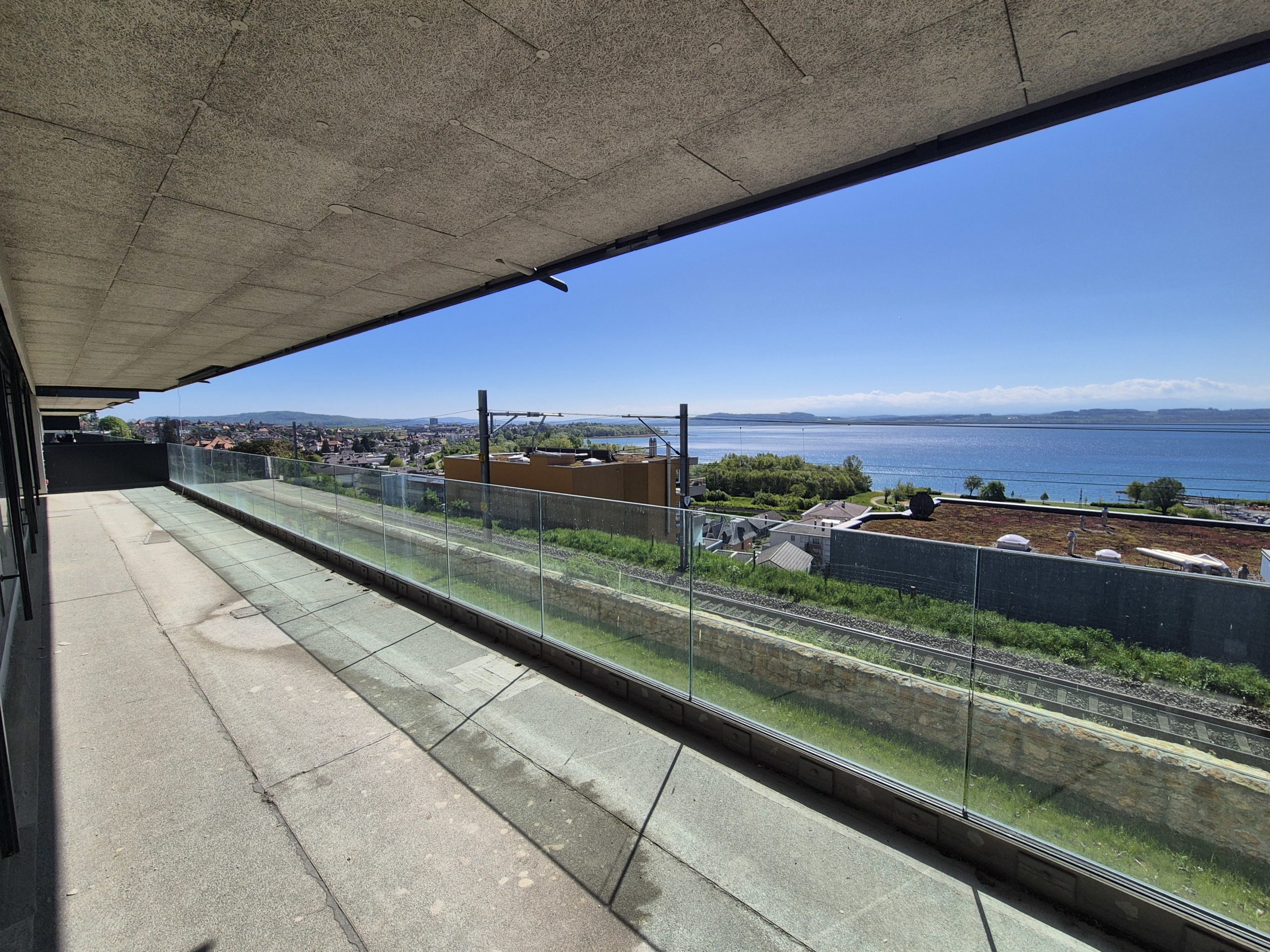 Überdachte Dachterrasse mit Seeblick