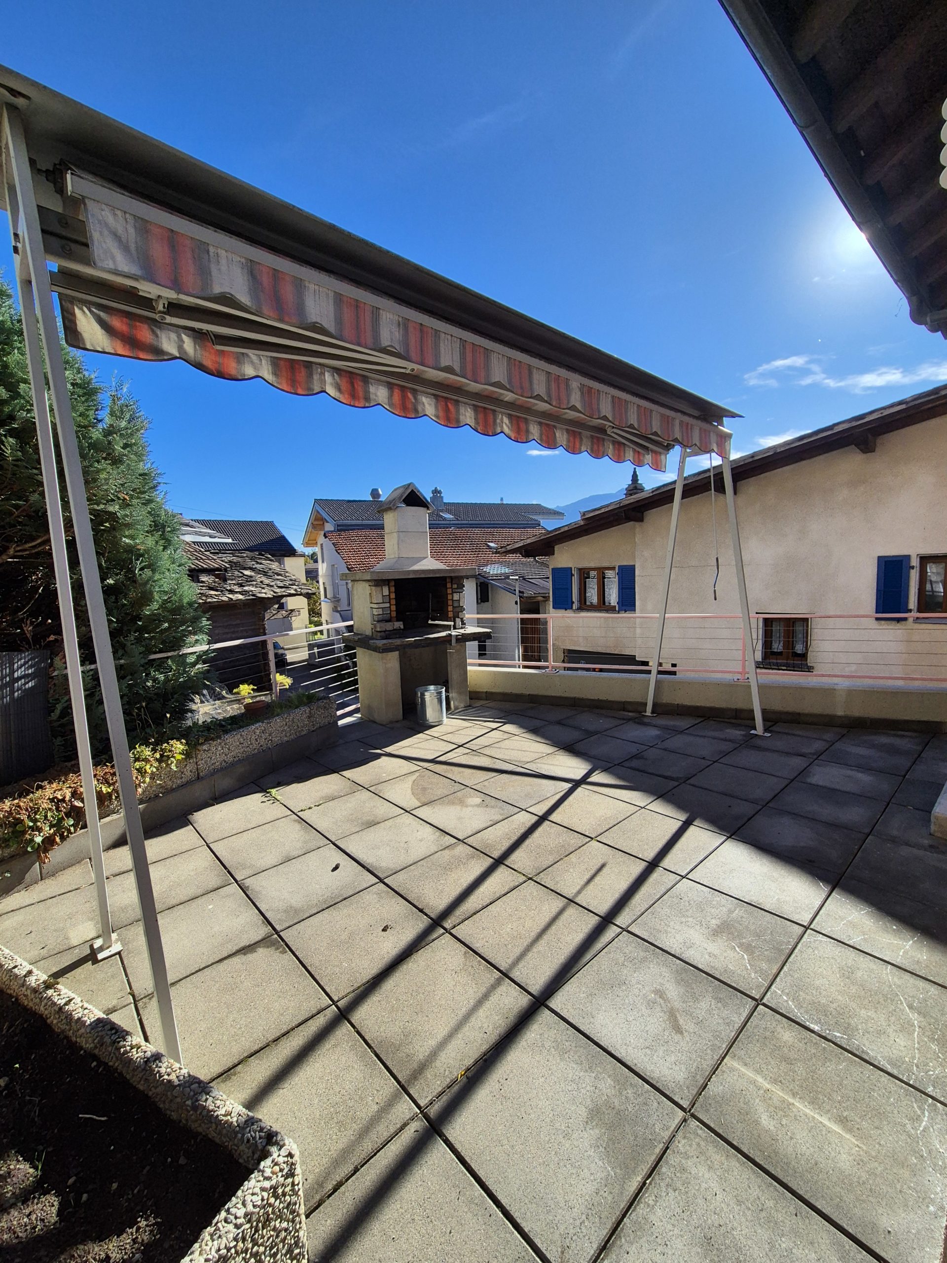 Terrasse mit Markise und Grill