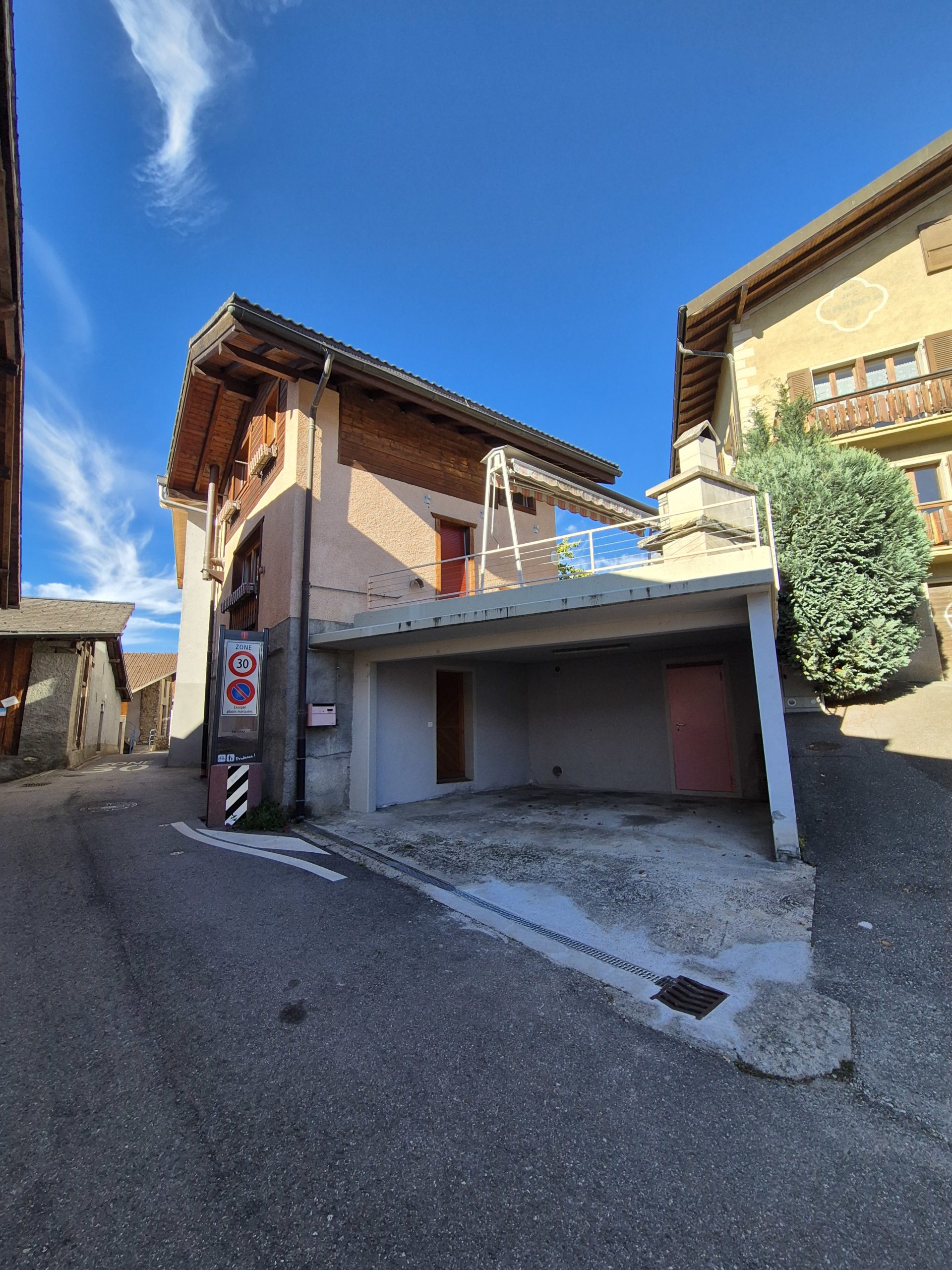 Außenansicht eines Wohngebäudes mit Garage