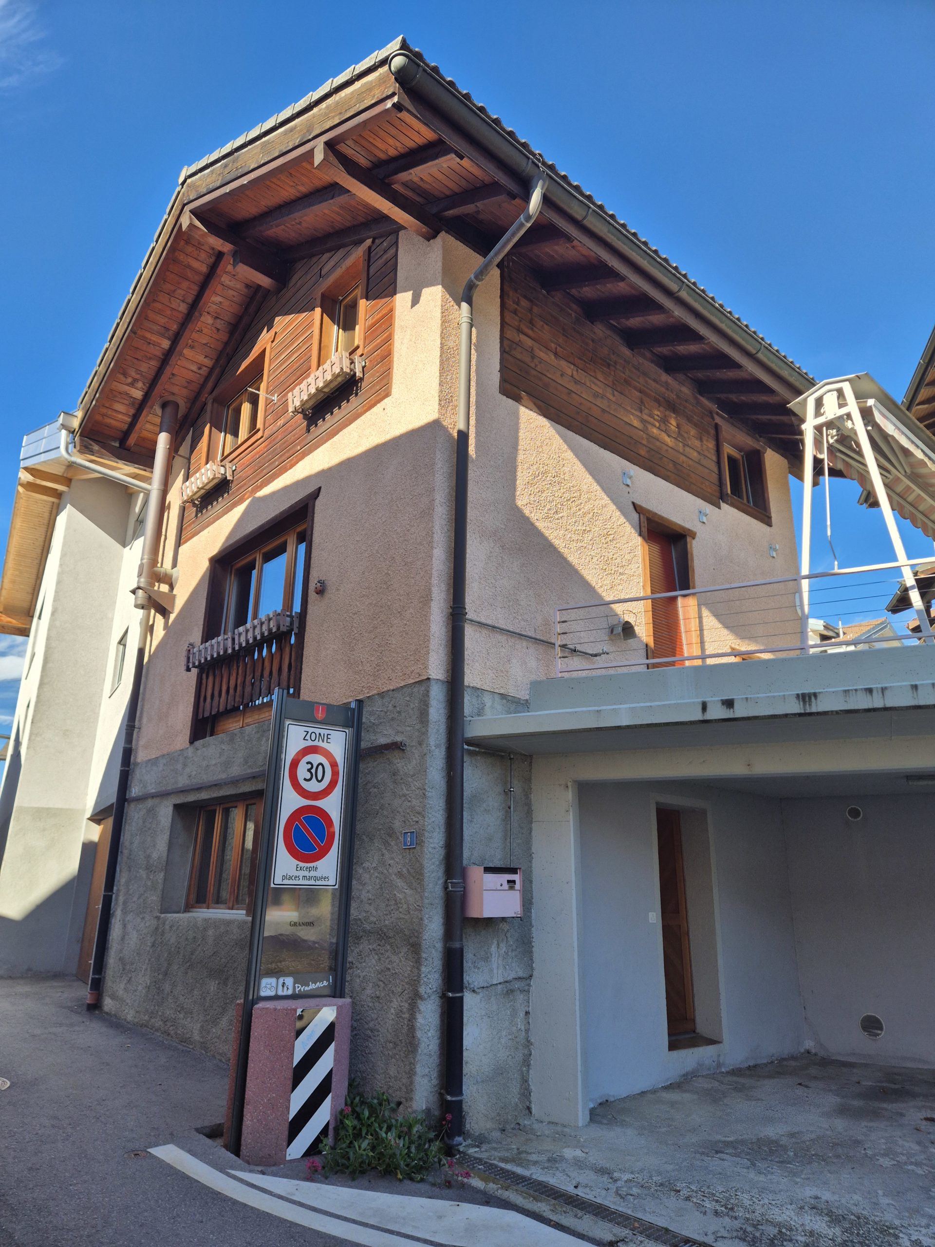 Außenansicht eines Wohnhauses mit Holzgiebel