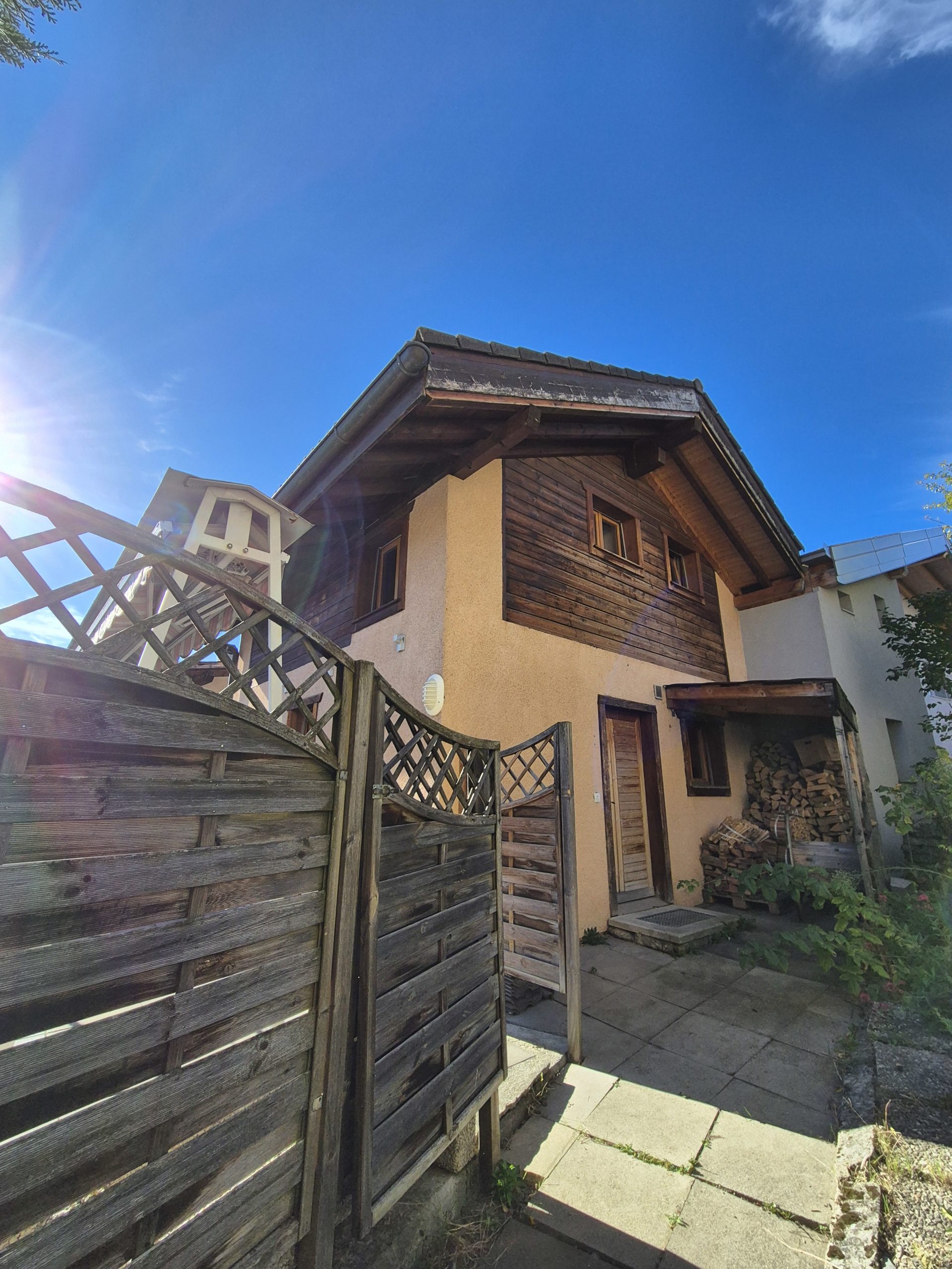 Holzhaus mit Giebeldach und Gartenzugang