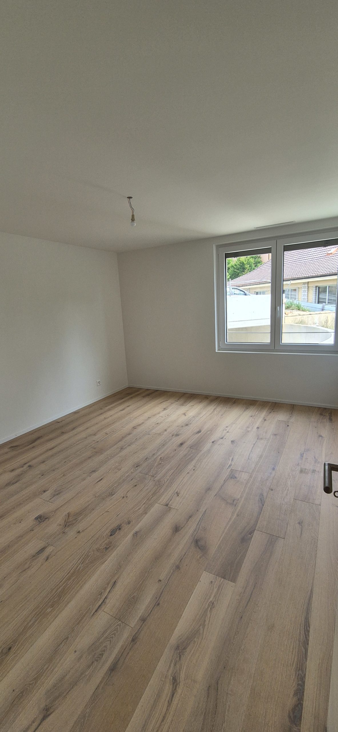 Leerer heller Raum mit Holzoptikboden