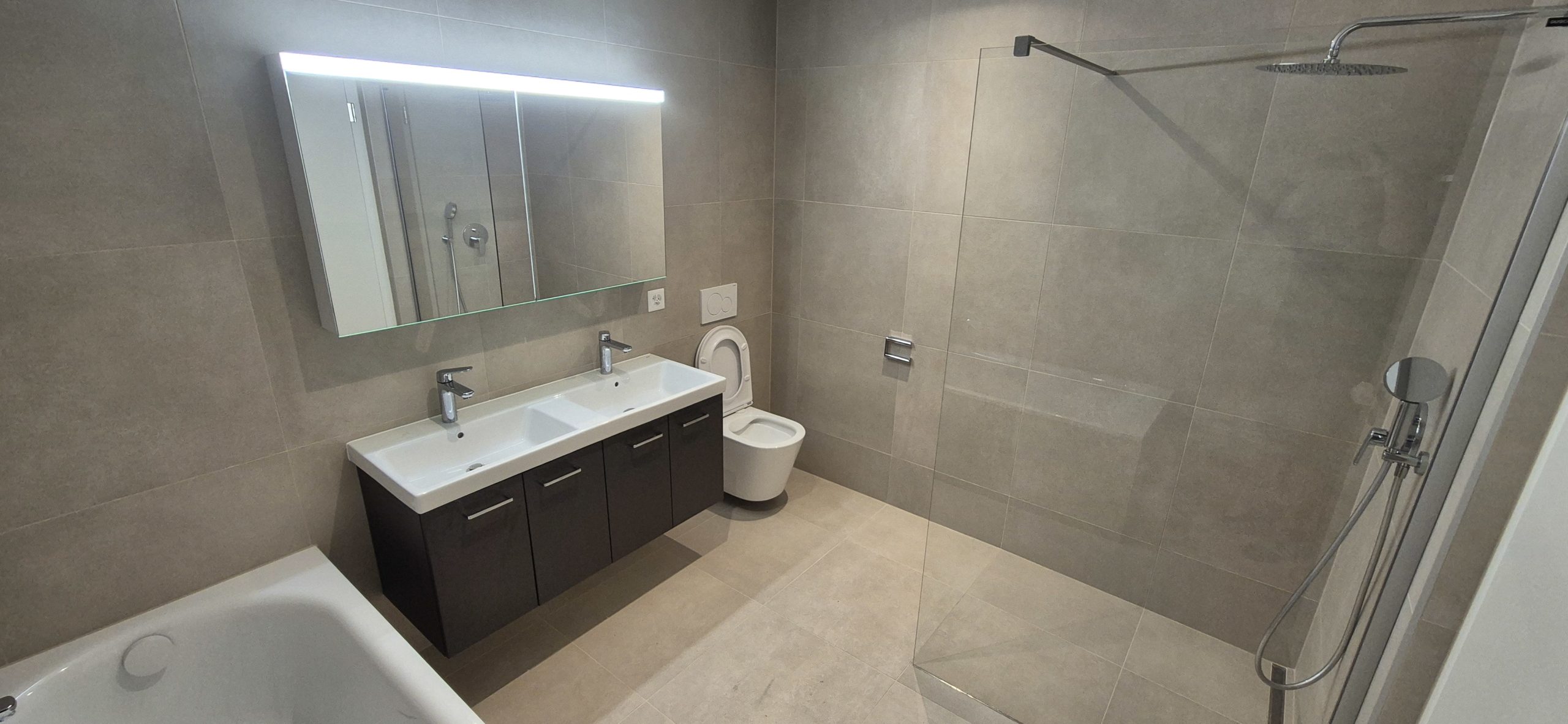 Modernes Badezimmer mit Doppelwaschbecken und Walk-in-Dusche