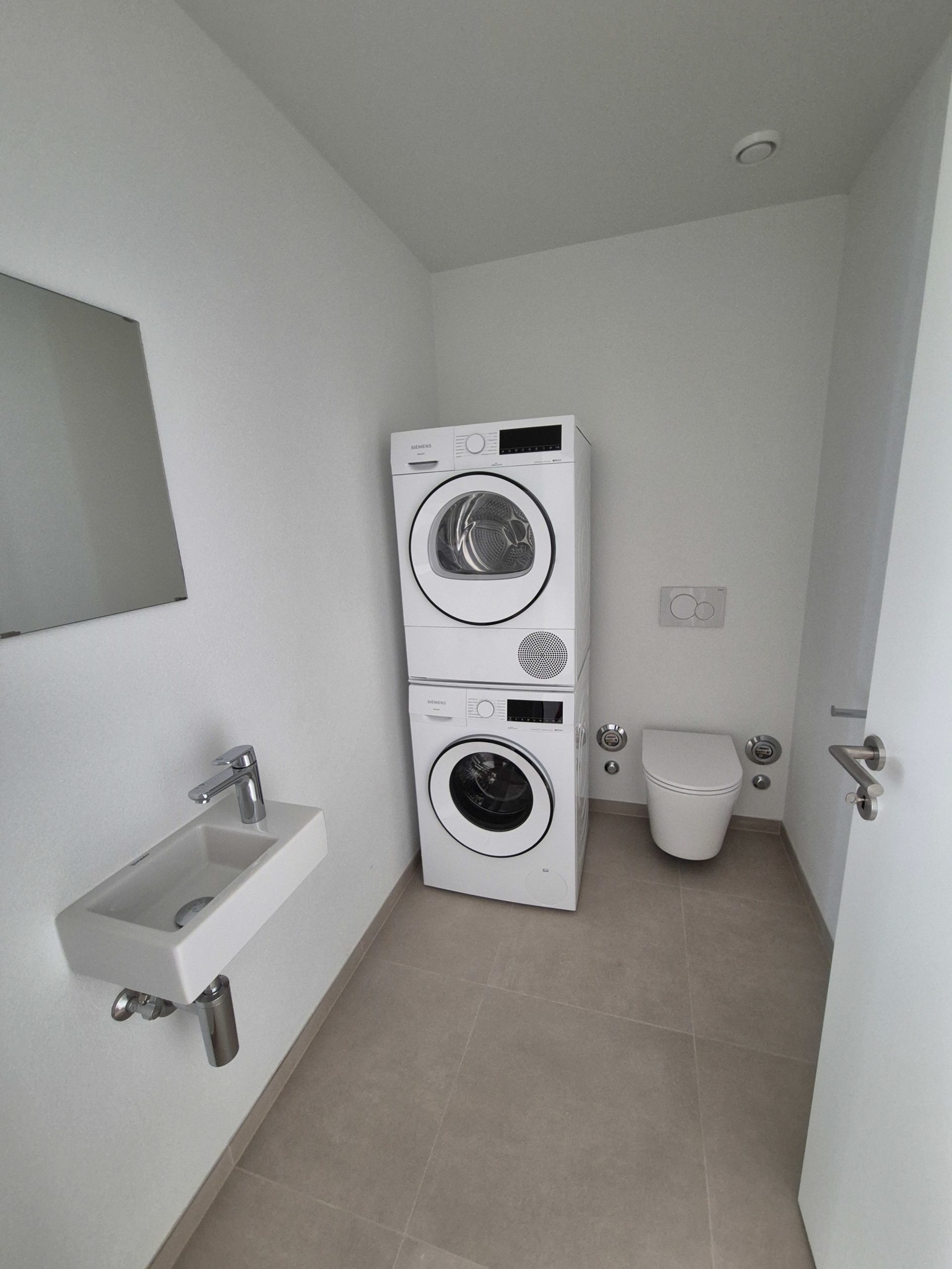 Gäste-WC mit Waschmaschine und Trockner