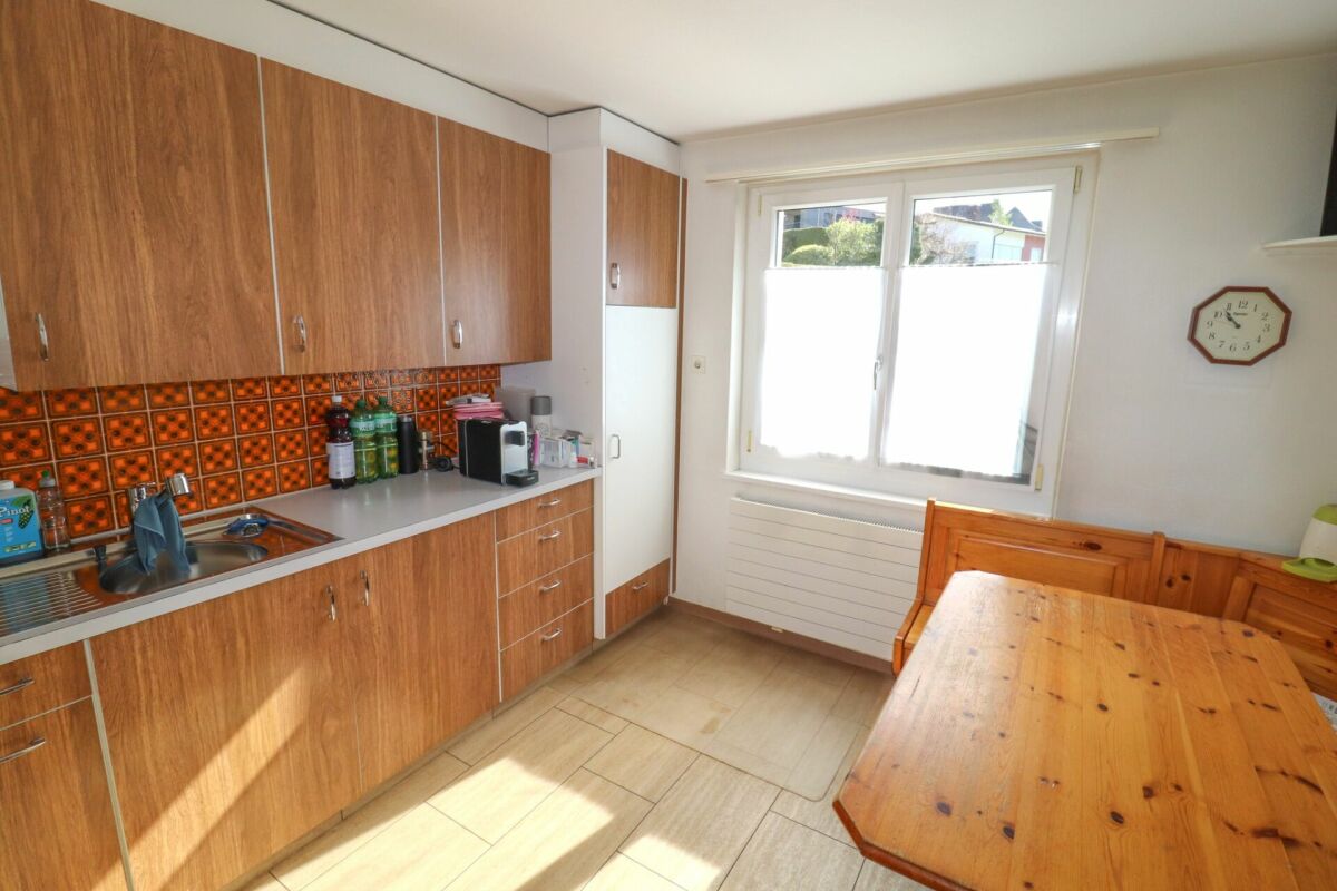 Küche mit Holzfronten und Essplatz