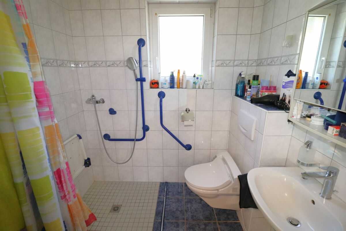 Barrierefreies Badezimmer mit Dusche und WC