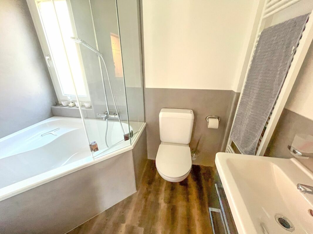 Modernes Badezimmer mit Badewanne, Dusche und WC