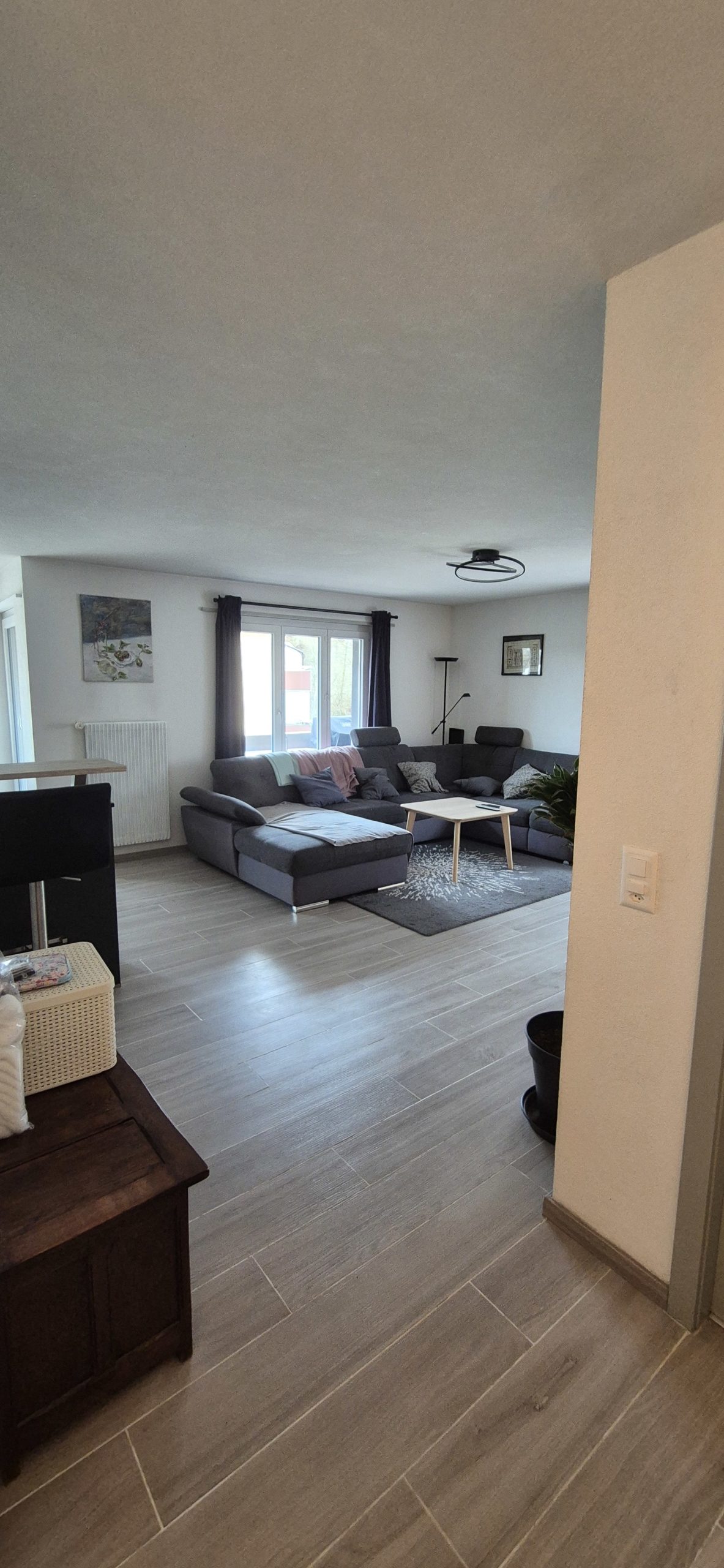 Modernes Wohnzimmer mit offener Blickachse