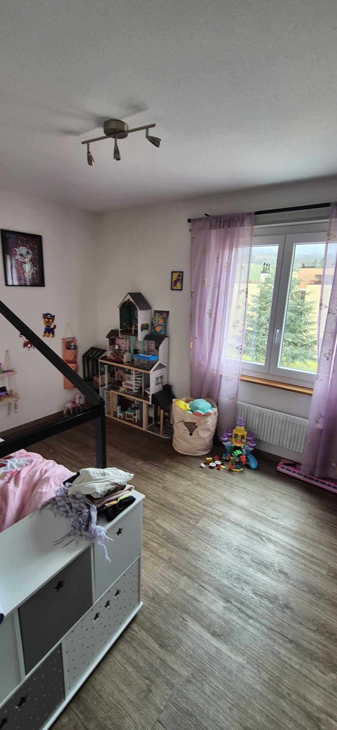 Kinderzimmer mit Fenster und Spielbereich