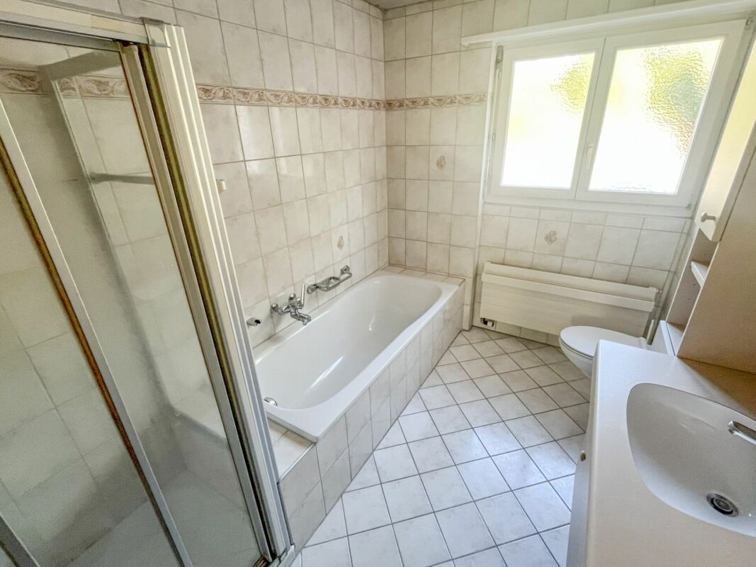 Kleines Badezimmer mit Badewanne und Dusche