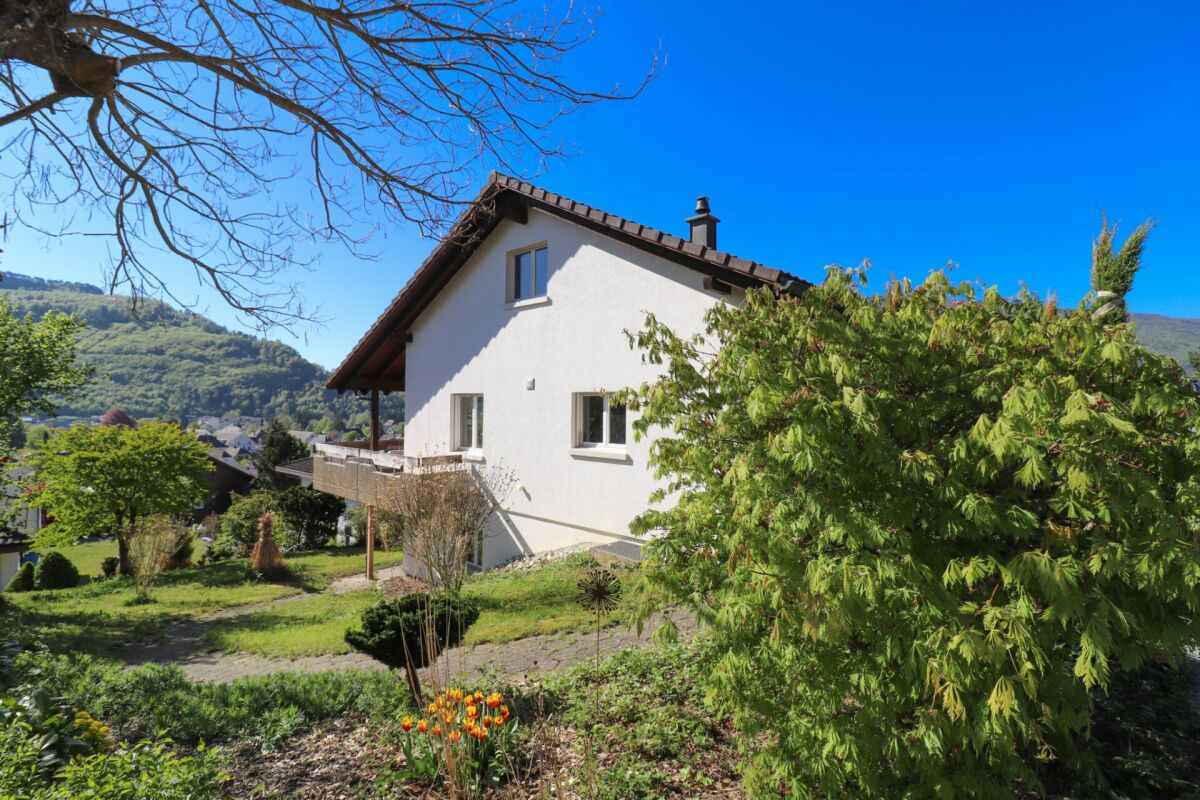 Einfamilienhaus mit Garten und Bergblick