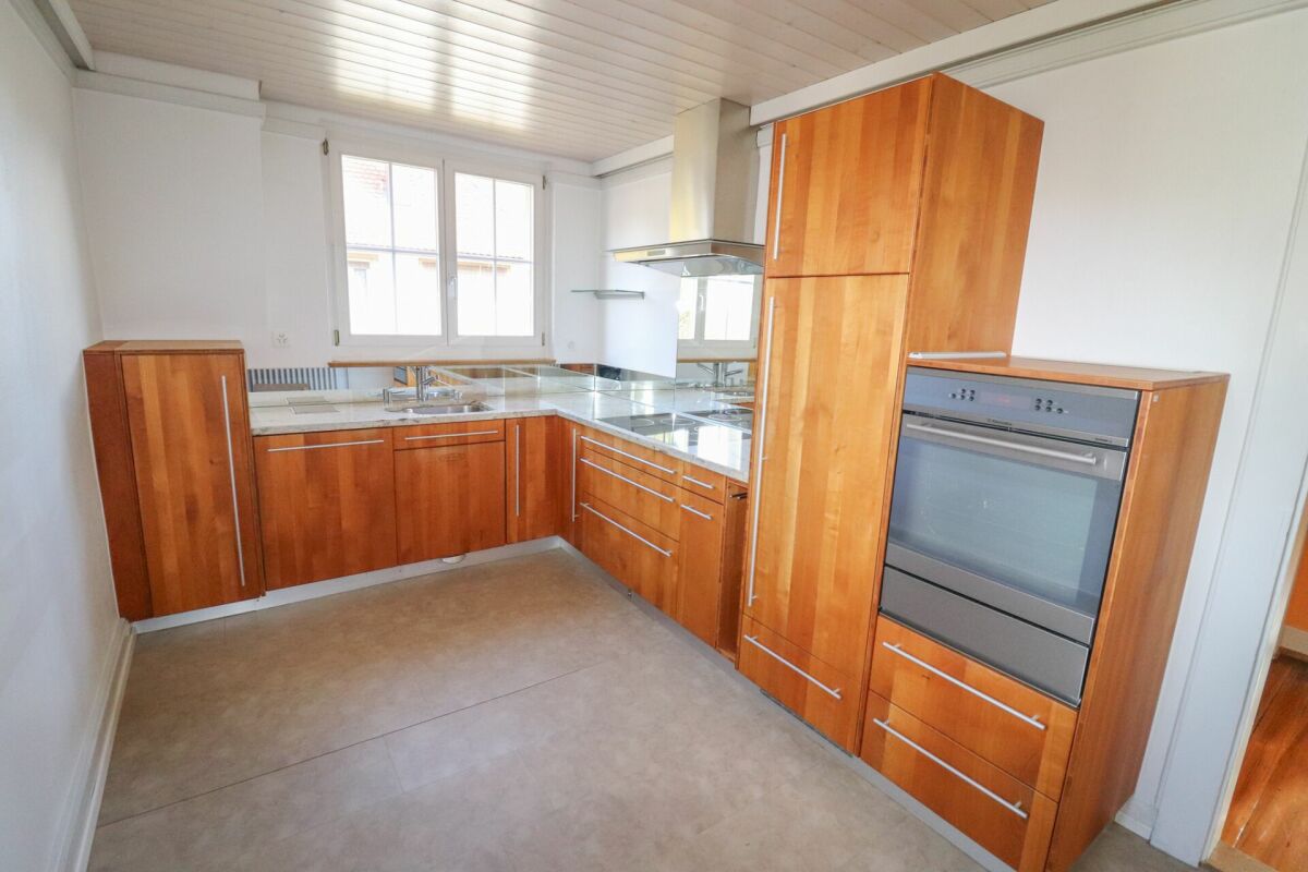 Offene Küche mit Holzfronten