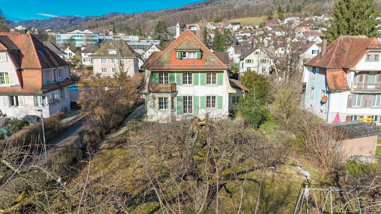 Wohnhaus in grüner Hanglage