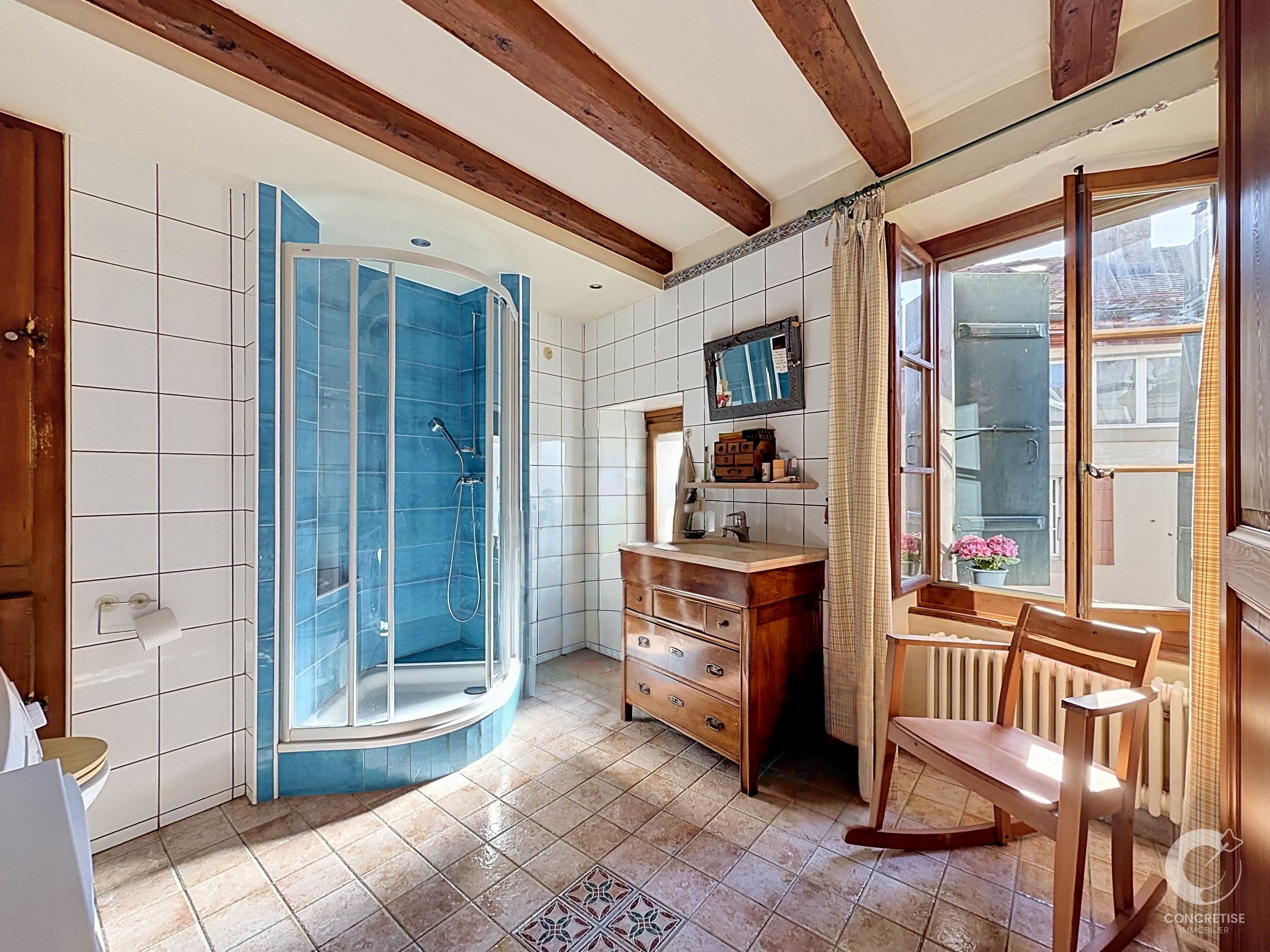 Badezimmer mit Dusche und Holzdetails
