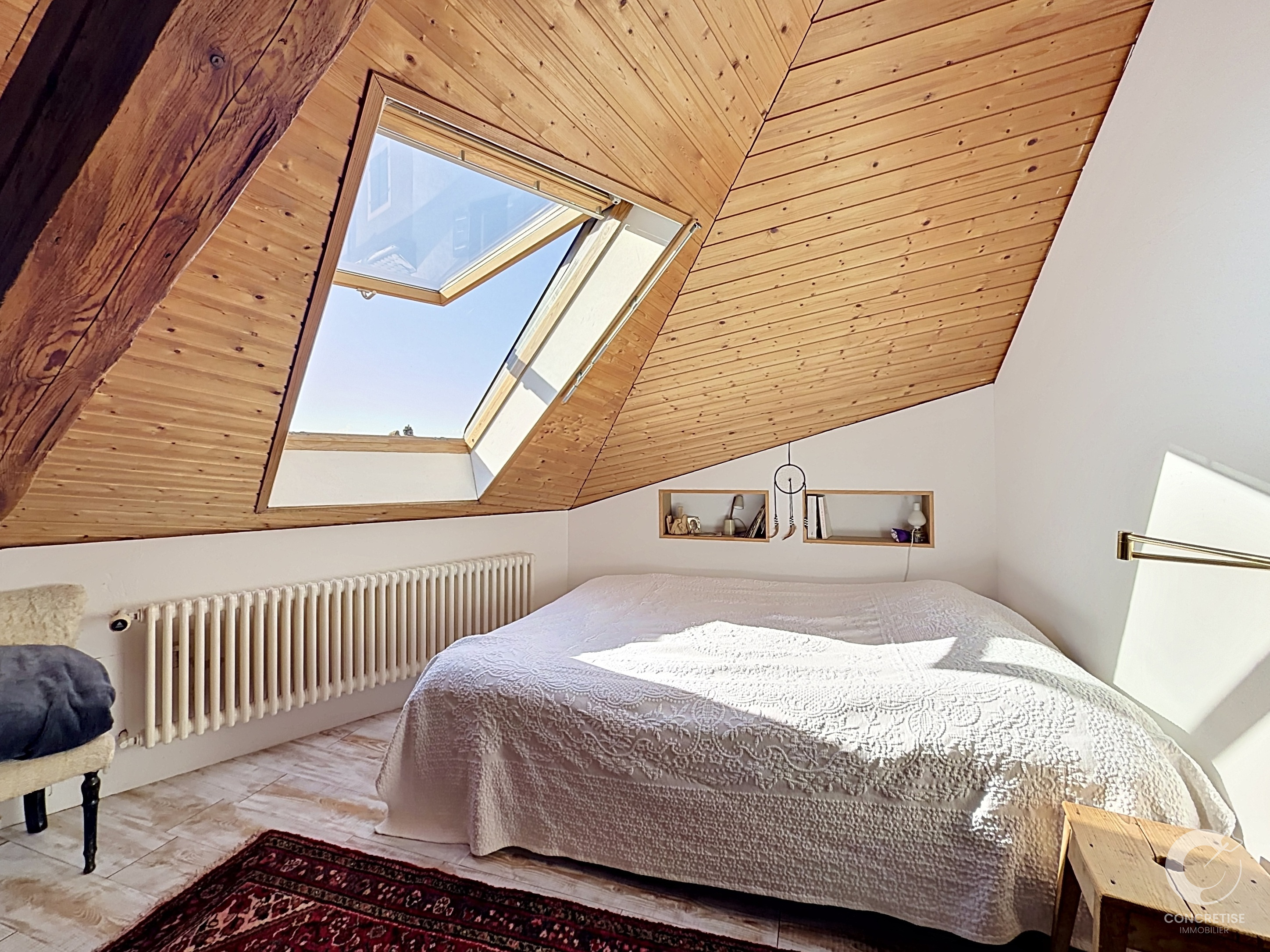 Helles Dachgeschoss-Schlafzimmer mit Dachfenster