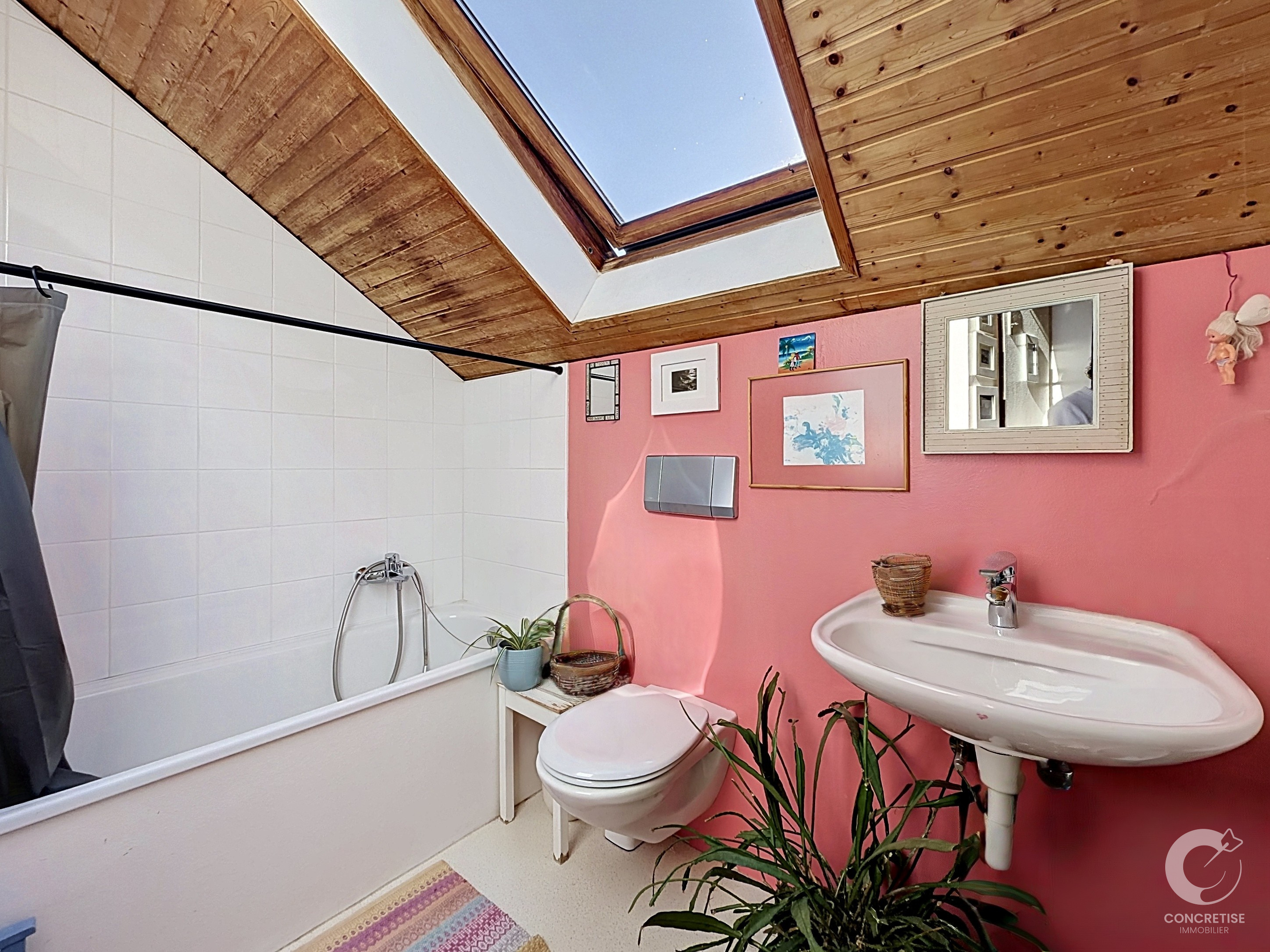 Pinkes Badezimmer mit Dachfenster