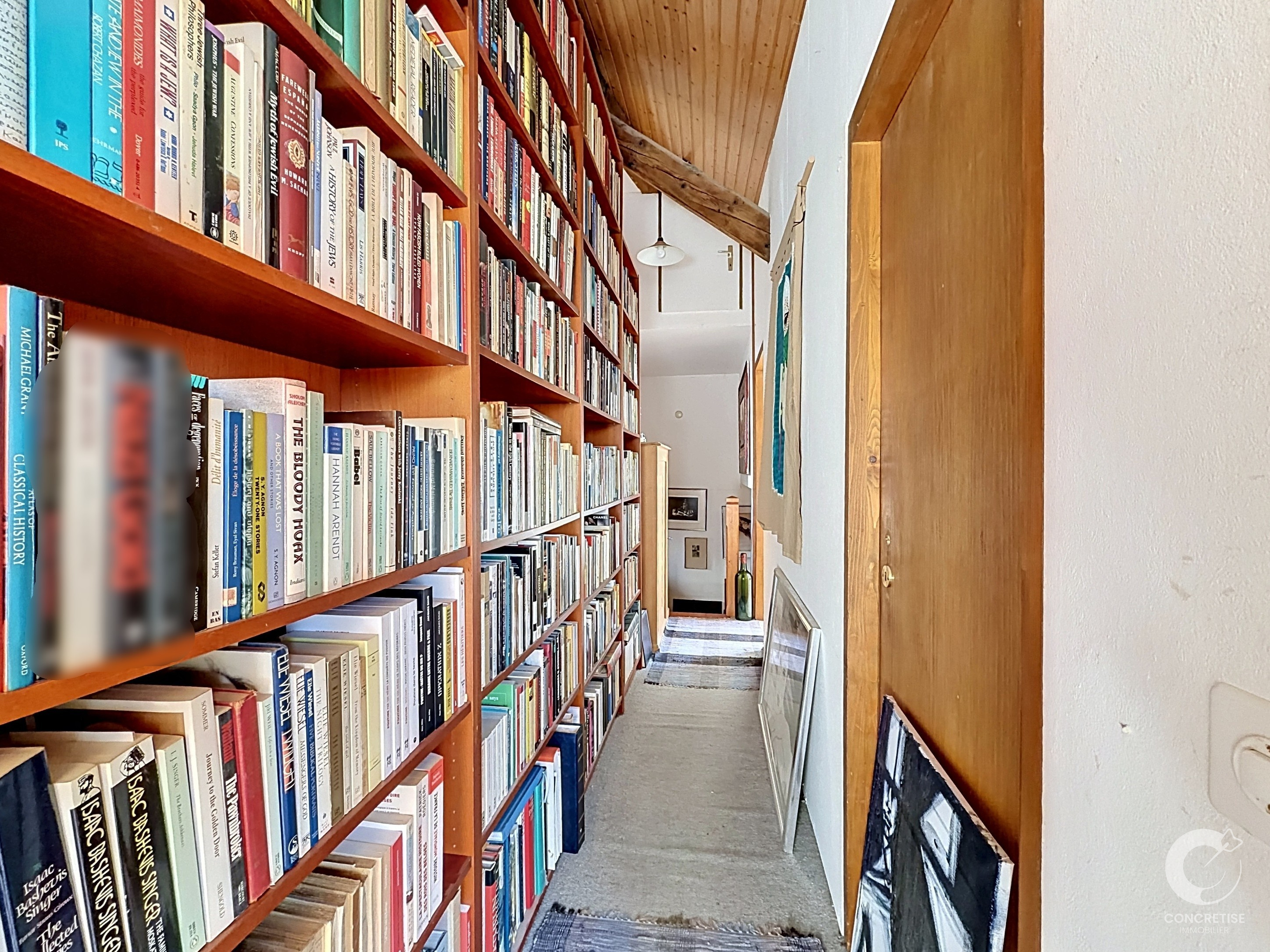 Bücherregal-Flur mit Holzdecke