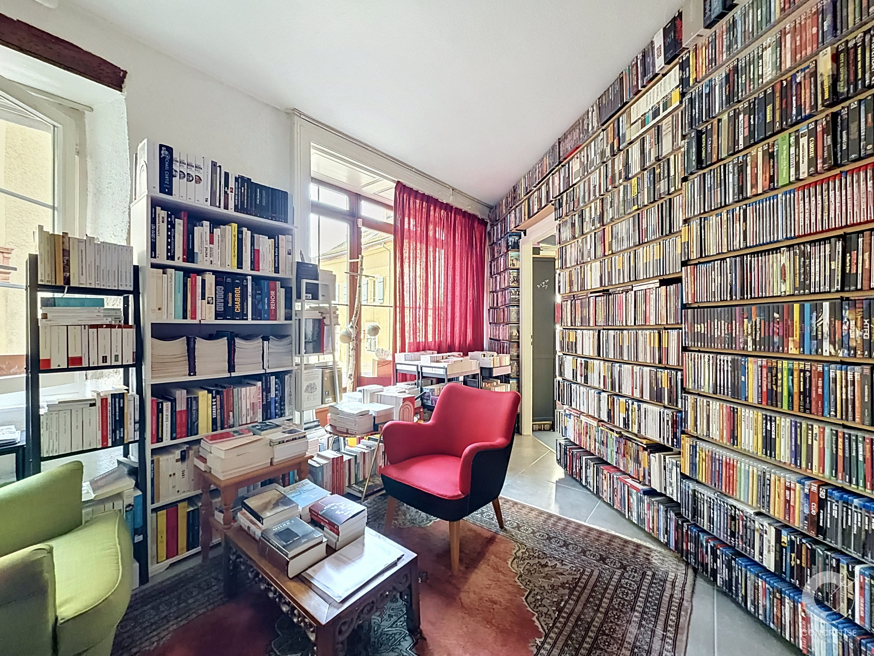 Bibliotheks-/Arbeitszimmer mit hohen Bücherregalen